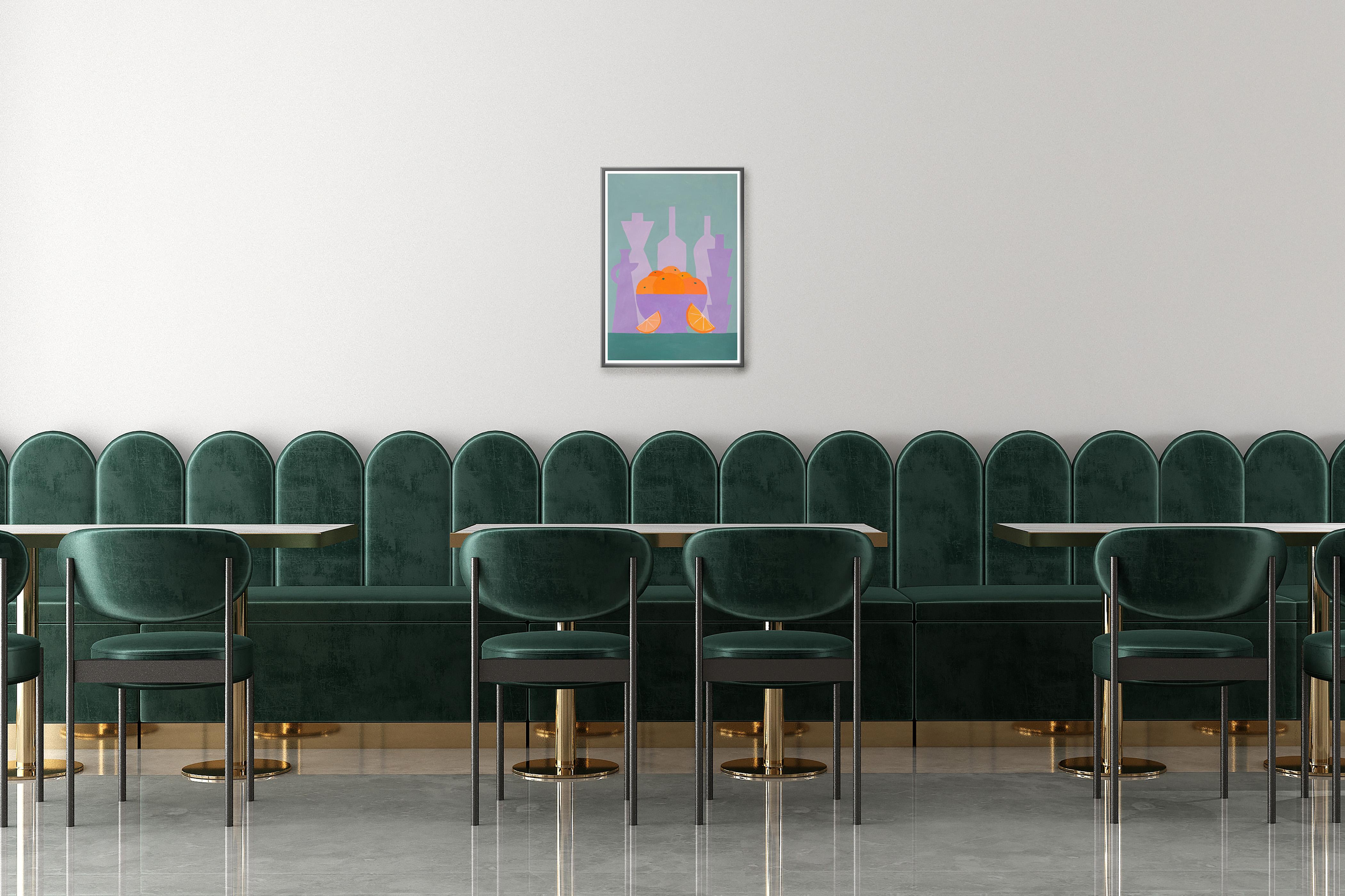 Orangefarbene Schale mit lila Flaschen, grüner Hintergrund, modernes Stillleben mit Obst (Realismus), Painting, von Gio Bellagio