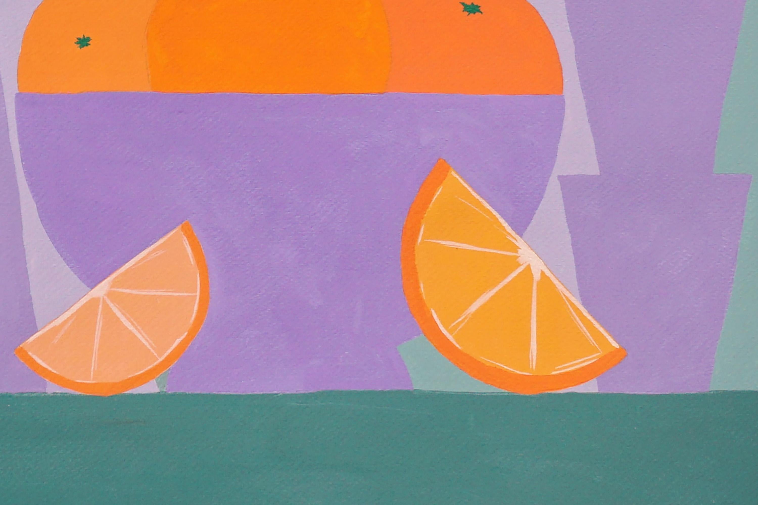 Orangefarbene Schale mit lila Flaschen, grüner Hintergrund, modernes Stillleben mit Obst im Angebot 1