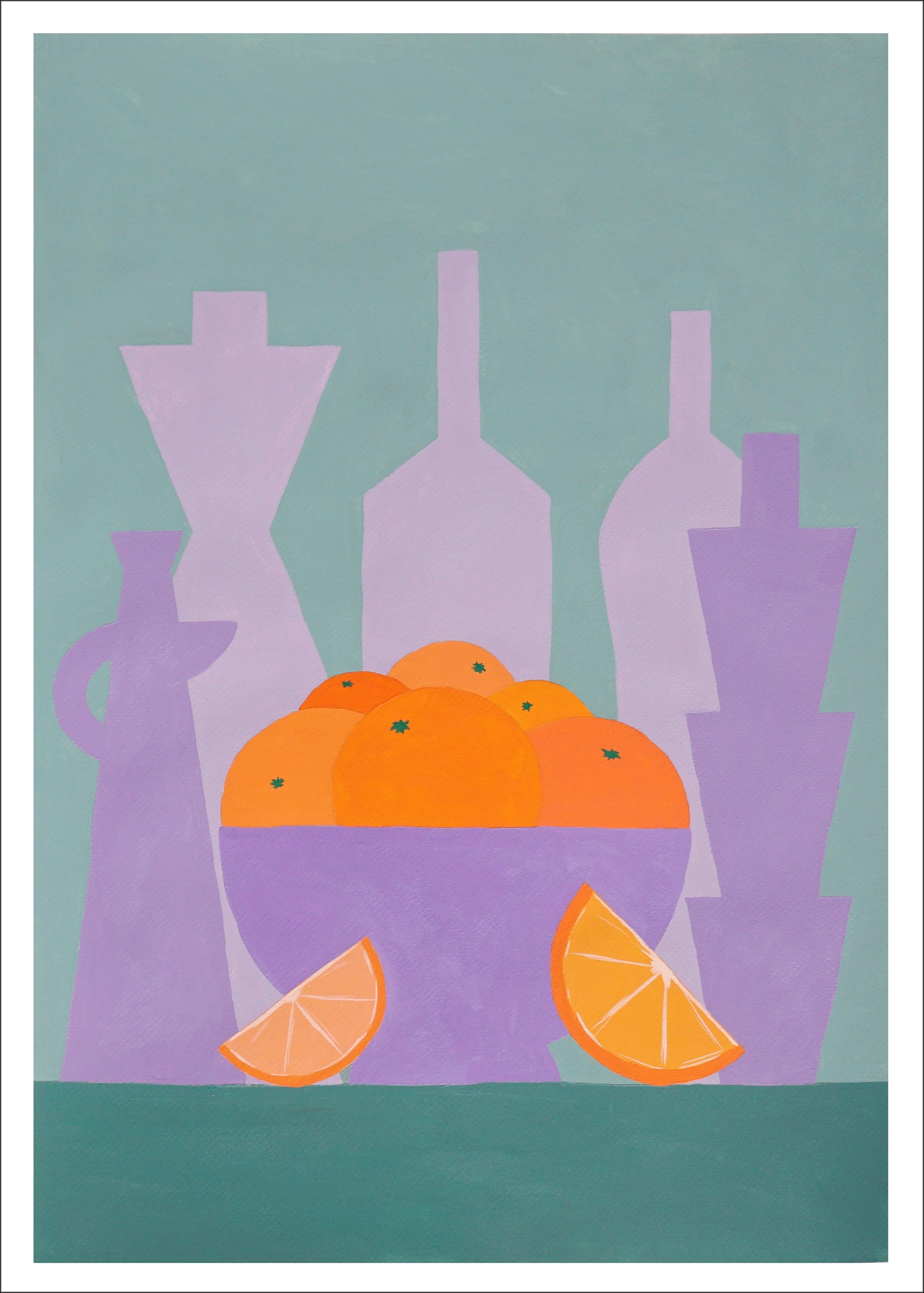 Orangefarbene Schale mit lila Flaschen, grüner Hintergrund, modernes Stillleben mit Obst