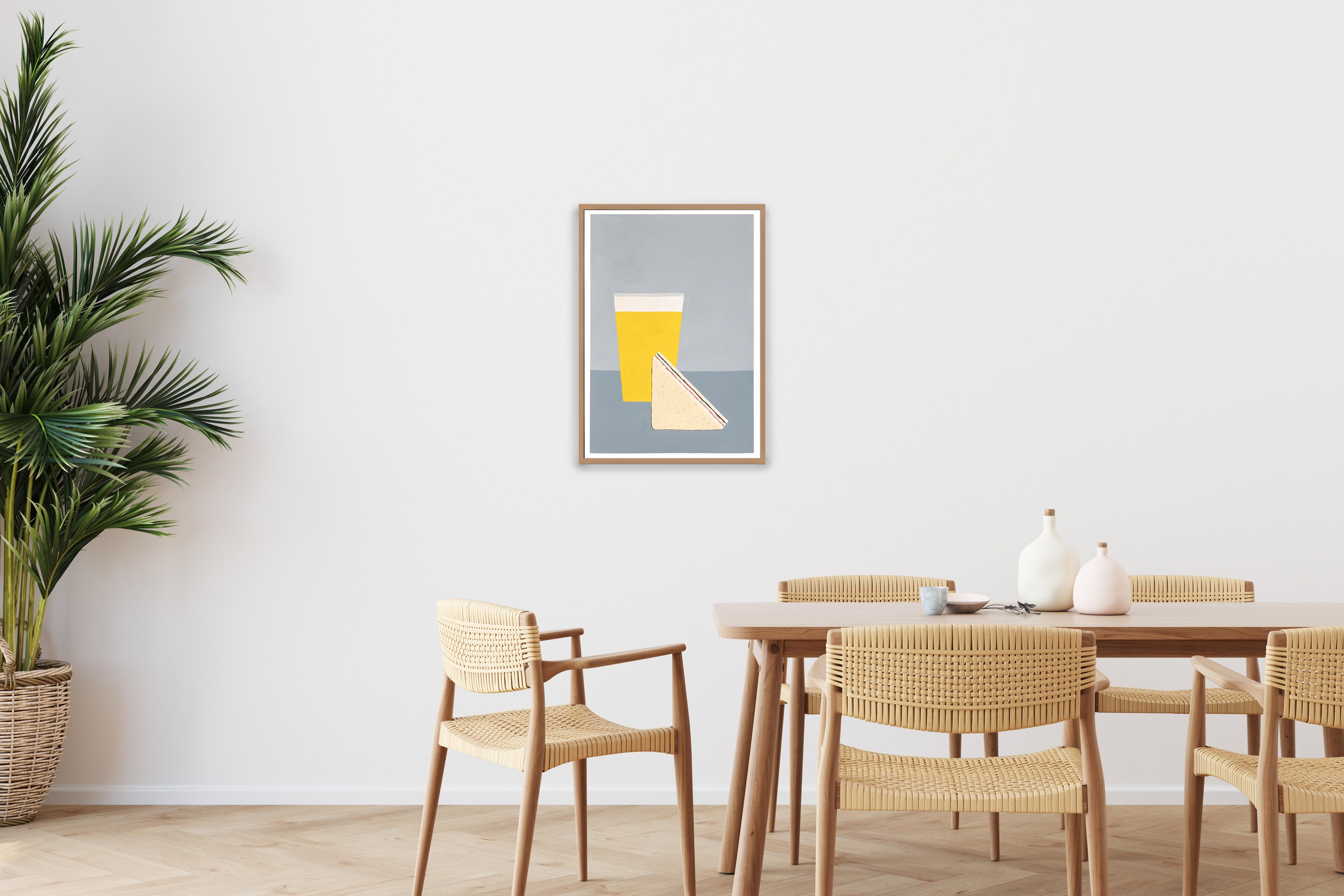 Sandwich mit Bier, modernes Stillleben, klassische Frühstücks-Esszimmerszene in Gelb-Grau im Angebot 1
