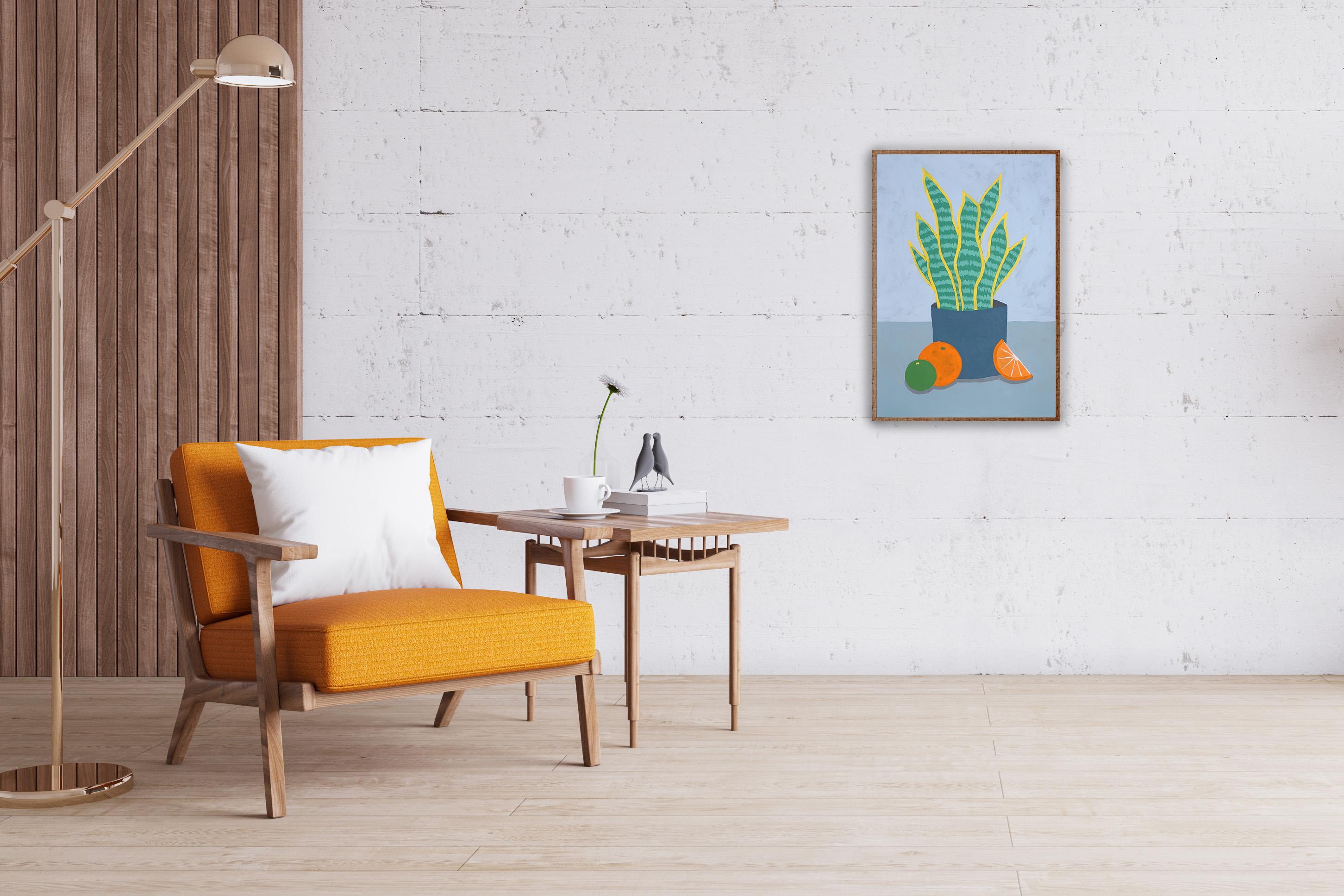 Schlangenpflanzgefäß, Hauspflanzgefäß mit Orange, modernes Stillleben, grüne Blätter, grau (Blau), Still-Life Painting, von Gio Bellagio