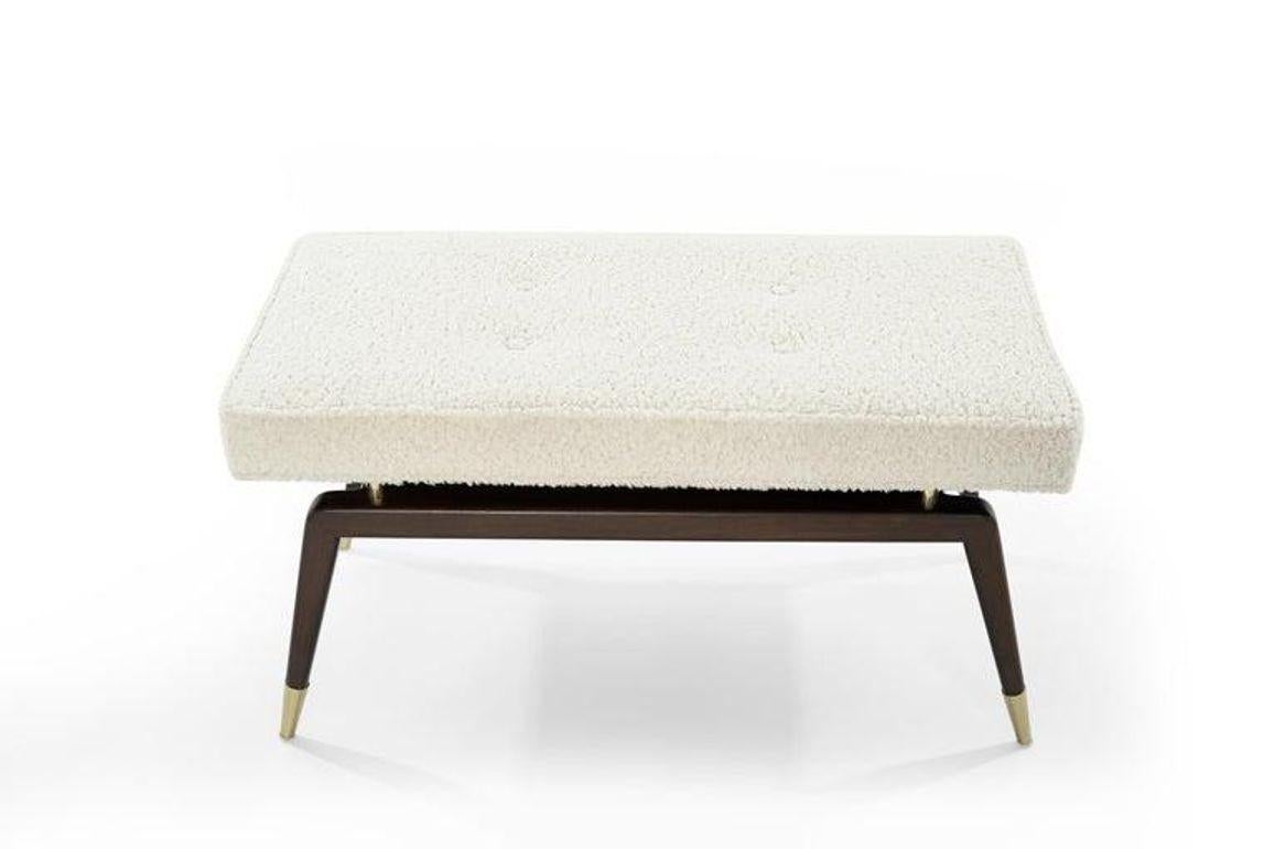 La panca Gio di Stamford Modern è un perfetto connubio tra il design senza tempo di Gio Ponti e la funzionalità moderna. Questa elegante panca è caratterizzata da gambe angolate con sabot in metallo per una maggiore stabilità e longevità. Il cuscino