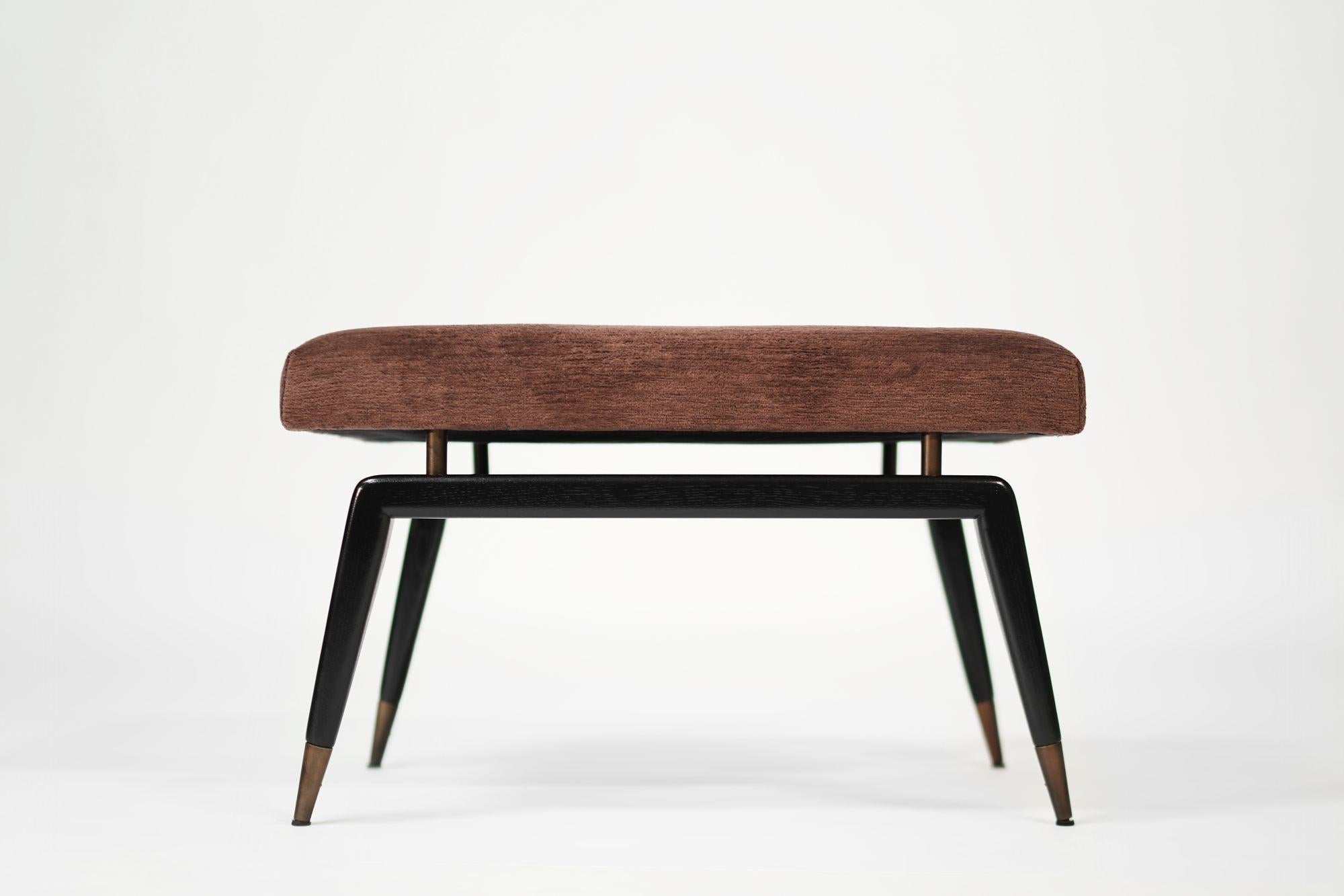 Le banc Gio de Stamford Modern : un mélange parfait du design intemporel de Gio Ponti et de la fonctionnalité moderne. Cette élégante banquette est dotée de pieds angulaires caractéristiques avec sabots en métal pour une stabilité et une longévité
