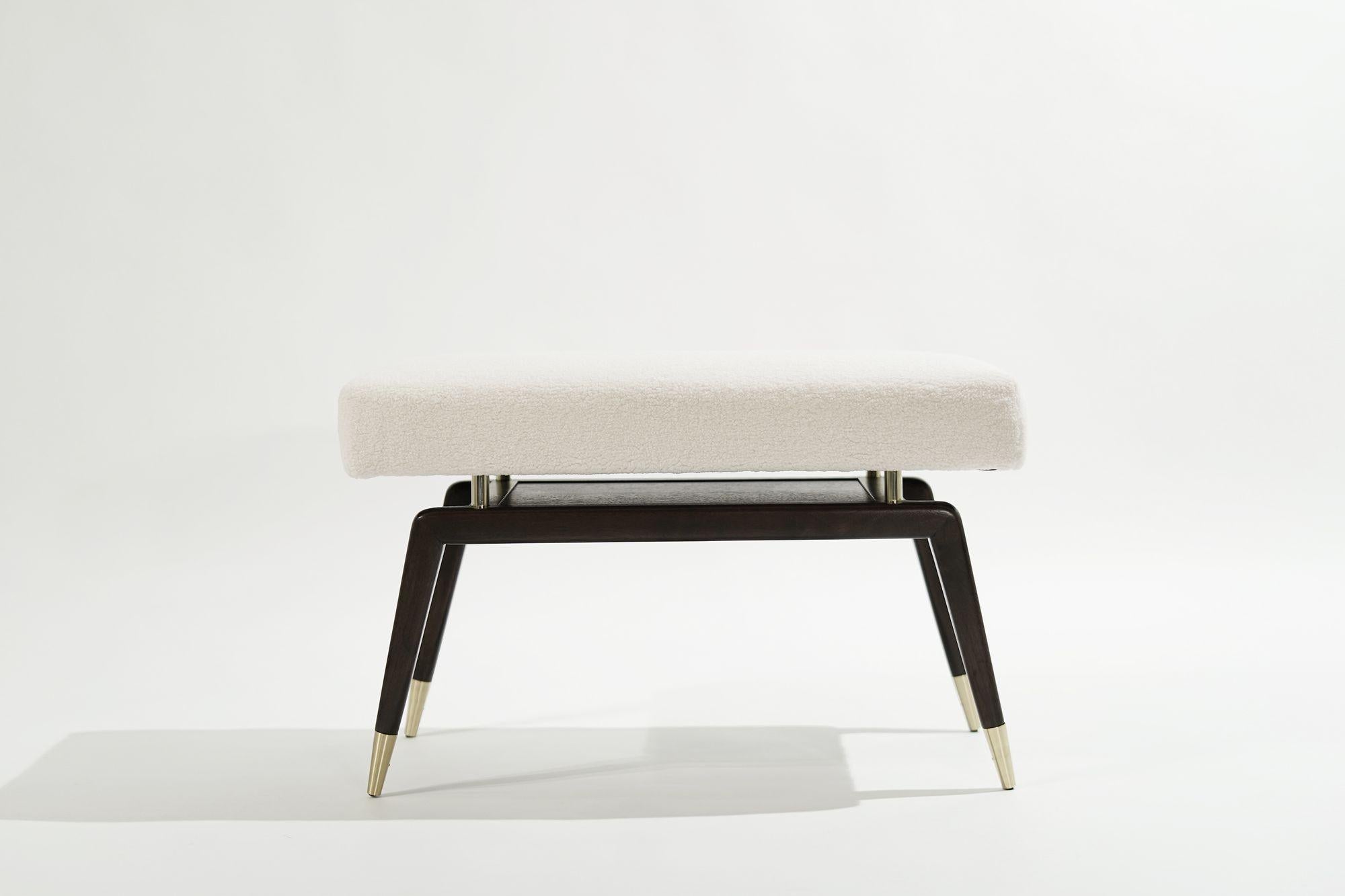 Scopri la panca Gio di Stamford Modern: ispirata all'iconico Gio Ponti, questa panca coniuga perfettamente l'eleganza classica con la funzionalità moderna. Le sue caratteristiche gambe angolate, ornate da sabot e alzate in metallo, sostengono un