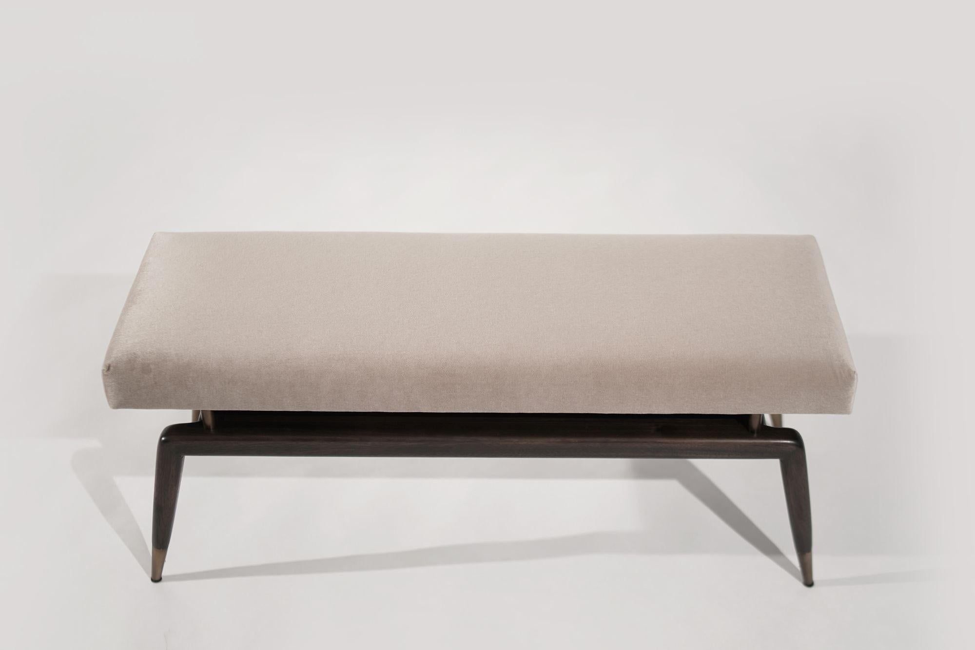El banco Gio de Stamford Modern: una mezcla perfecta del diseño atemporal de Gio Ponti y la funcionalidad moderna. Este elegante banco tiene las características patas en ángulo con sabots metálicos para mayor estabilidad y longevidad. El cojín