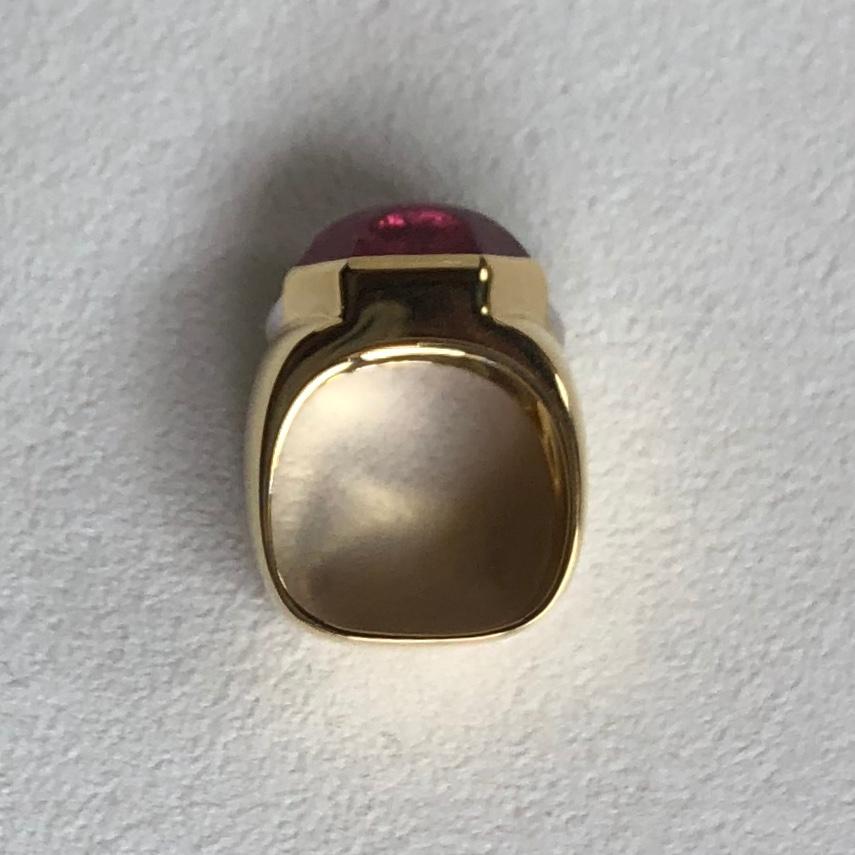 Gio Caroli 18K Yellow and White Gold ring (measure: 50) with a pinkish red 5.00ct Tourmaline, called Rubellite, Cabochon Hexagonal Cut and 10 Diamonds (G- VS1/VS2- 0.15cts). Made In Italy. stamp 750. Signed Gio carolì. Period 1980's.