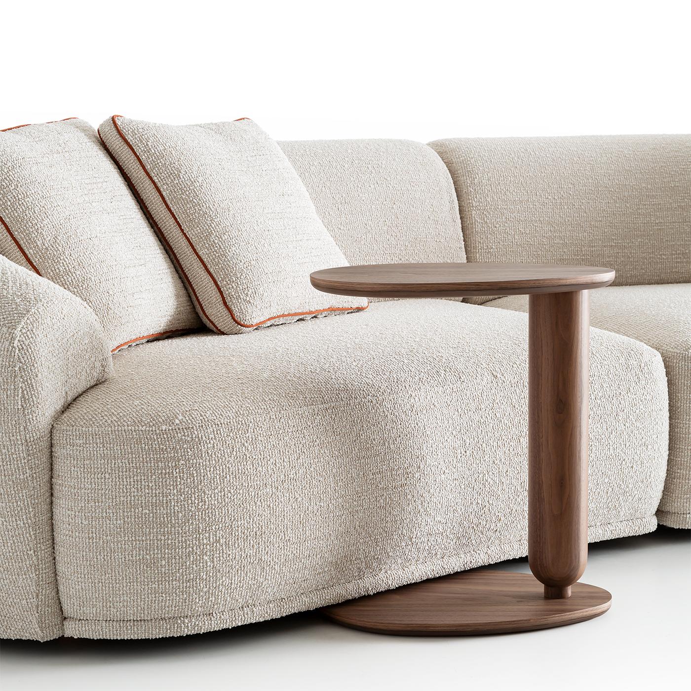 italien Table d'appoint Gio Drop en bois de noyer en vente