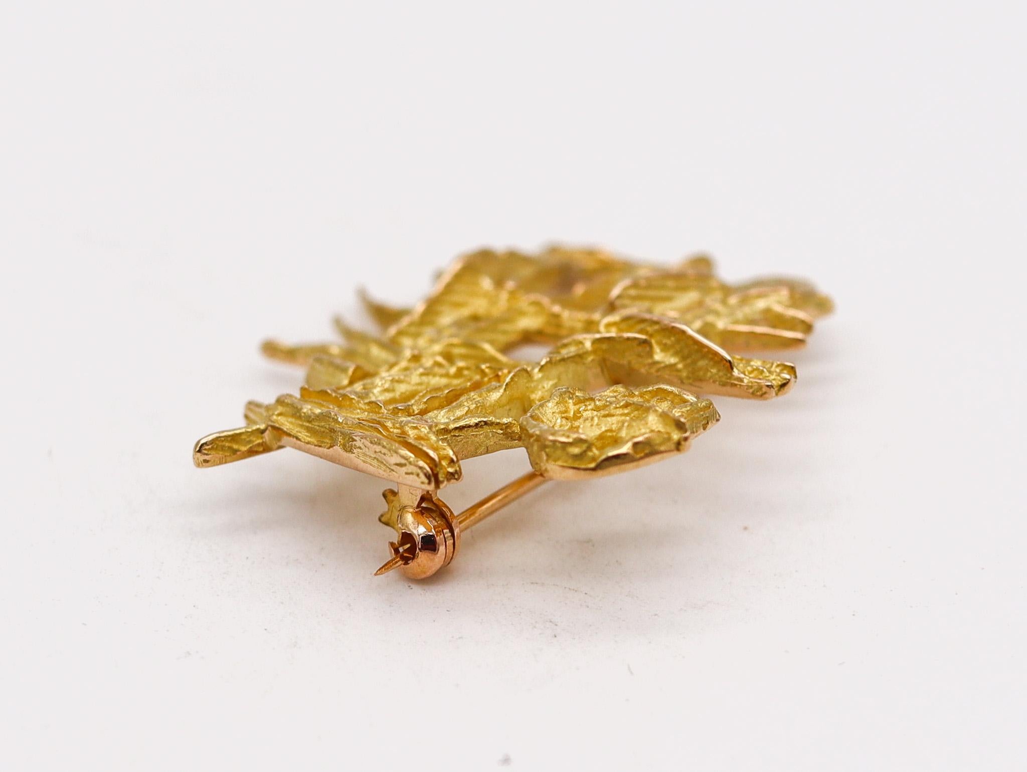 Post-War Giò Pomodoro 1956 Milano Sculptural Figurative Art Brooch in 18k Yellow Gold For Sale