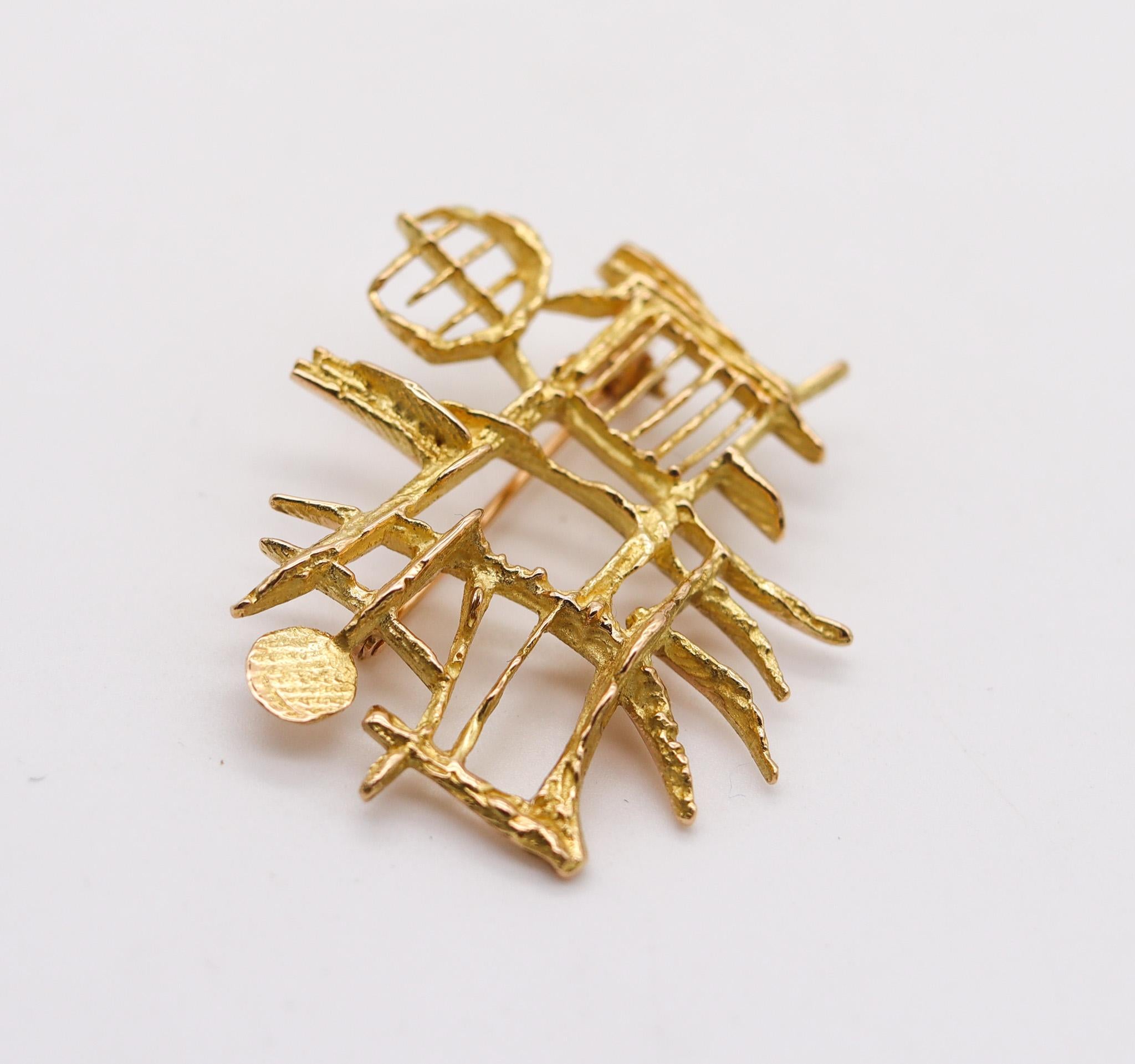 Women's or Men's Giò Pomodoro 1956 Milano Sculptural Figurative Art Brooch in 18k Yellow Gold For Sale