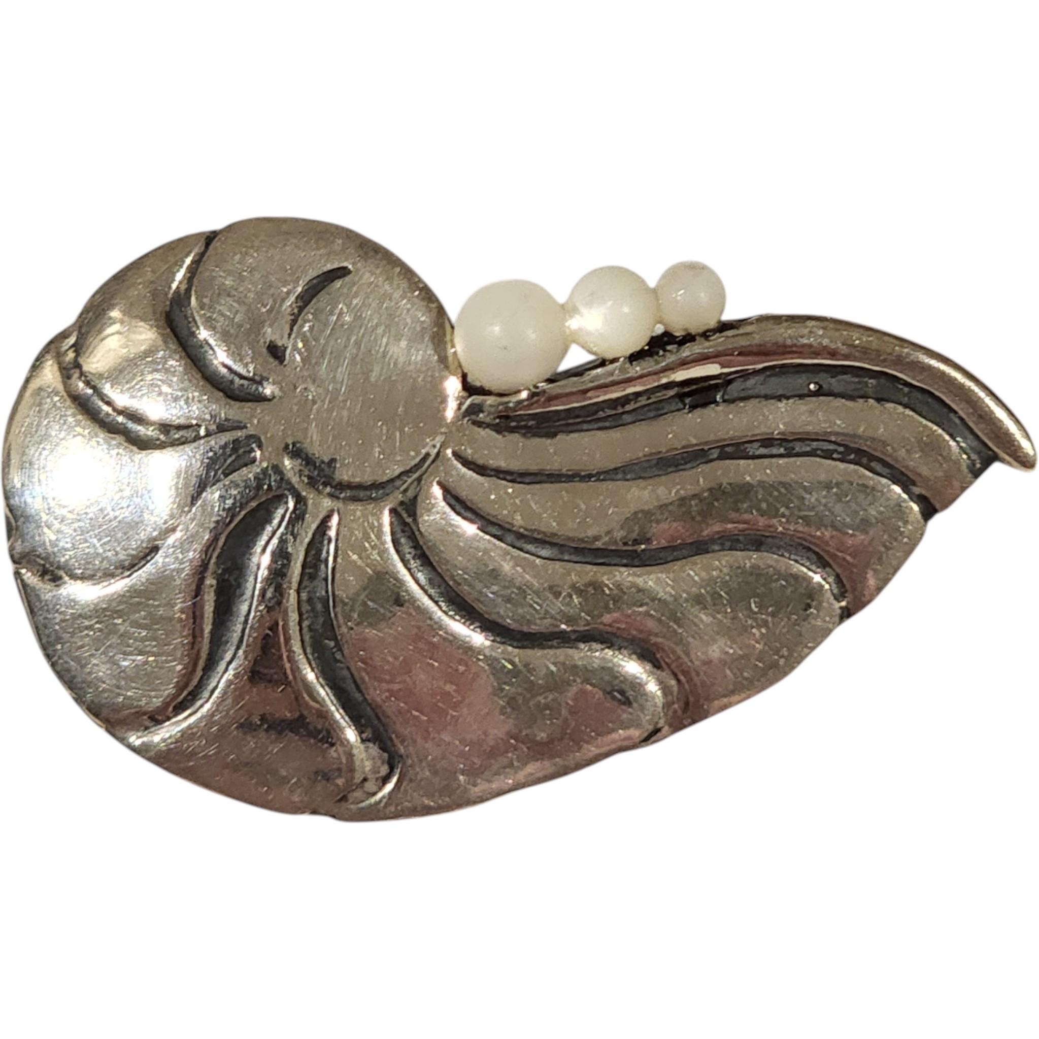 Gio
 Pomodoro für G.I.F. Brosche in Muschelform aus Sterlingsilber und Kunstperlen