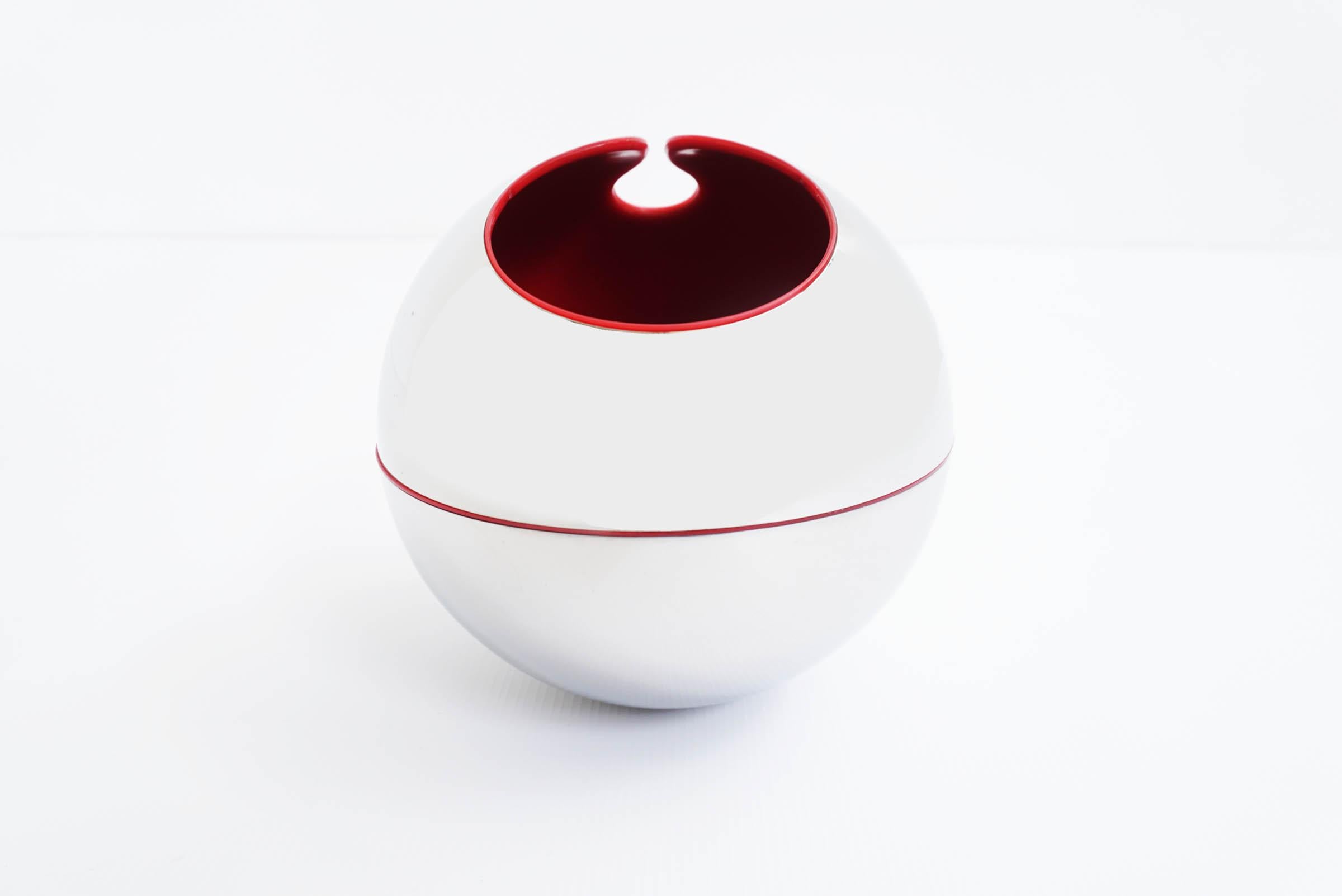 Rocking shining bowl vase sculpture with feminine details in red line
Limited edition signed by the Artist
Numbered AGM 119.