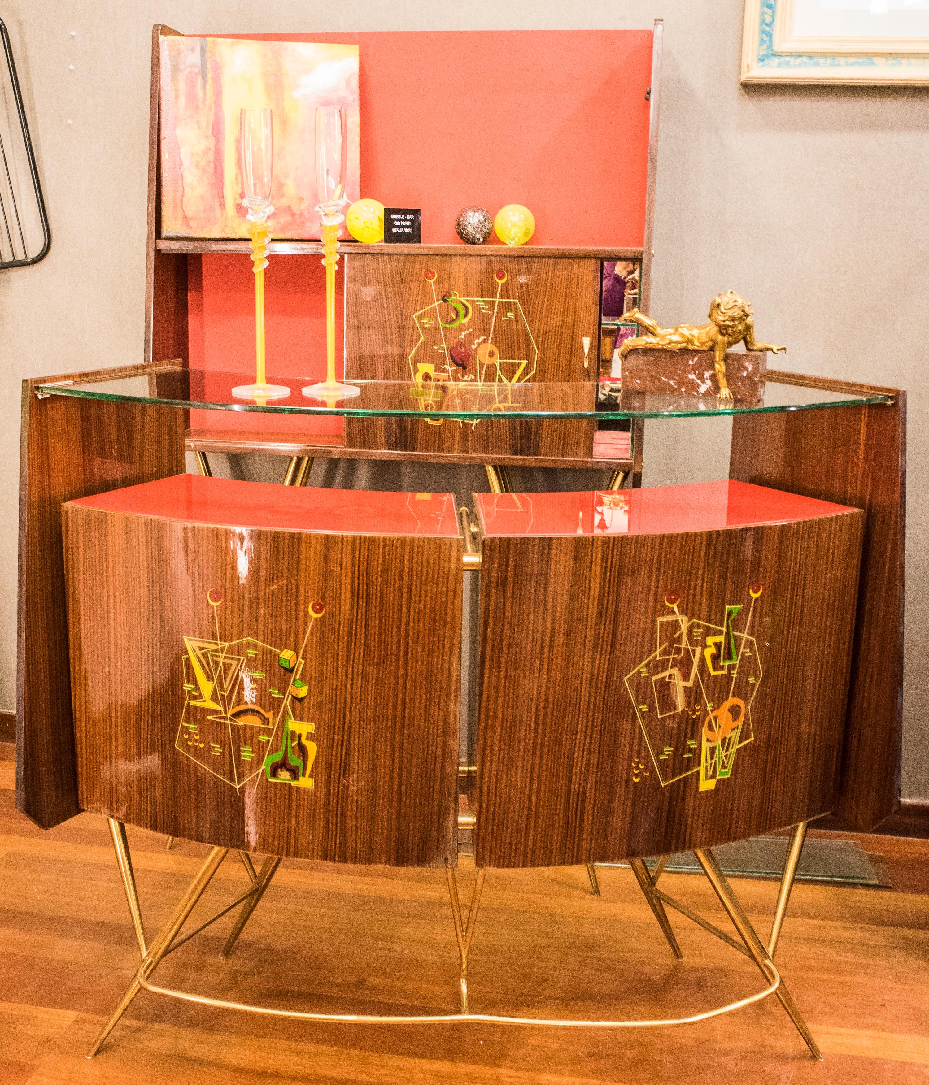 One of a kind bar cabinet and display case in the style of Ico Parisi , circa 1950s,
formed by display case and bar counter, mirrors in the interior. All is original. Legs in bronze with great Architectural design.
Great design for a great piece,