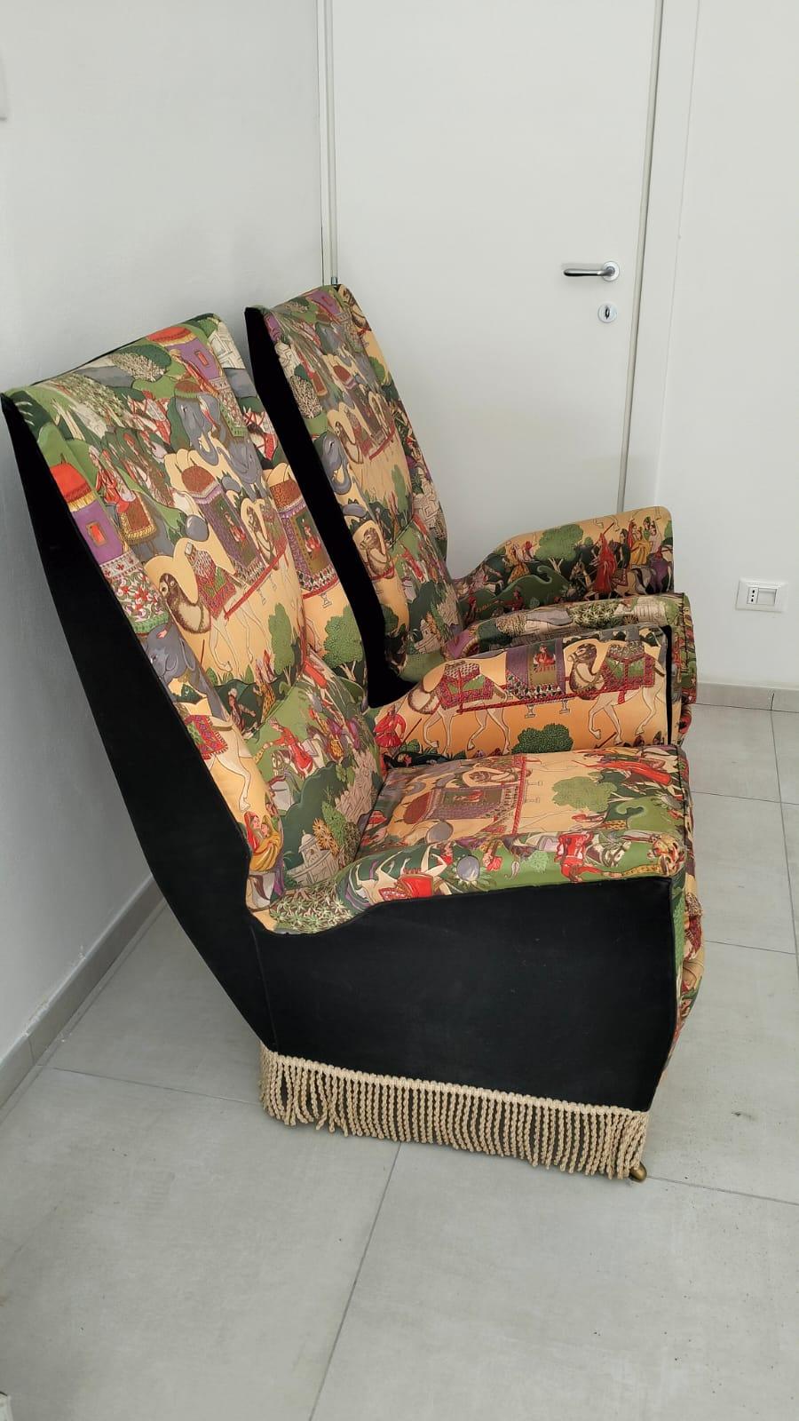 Gio Ponti Paire de fauteuils ISA Bergamo Italie 1950 Moderne du milieu du siècle .
Tissu Cintsz à motifs, mouchoir, jarrets de laiton ondulés.
Première série d'origine, un seul propriétaire, parfait.
Cette paire de fauteuils de Gio Ponti est