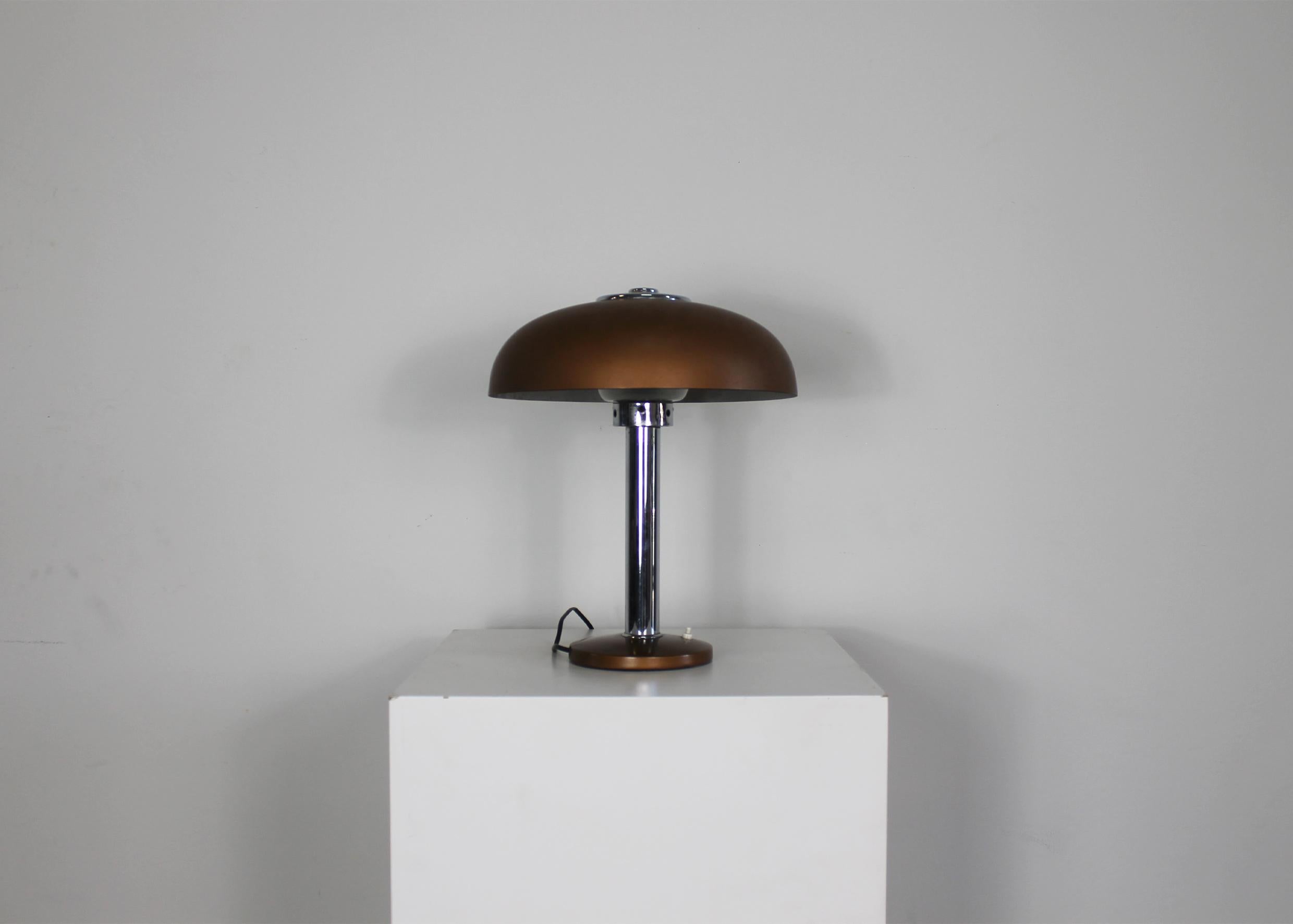 Table lamp or desk lamp model 546 with lampshade in lacquered aluminum, stem in chromed brass, base in lacquered cast-iron, and opaline glass diffuser.

This lamp was designed by Gio Ponti and manufactured by Ugo Pollice Illuminazione during the