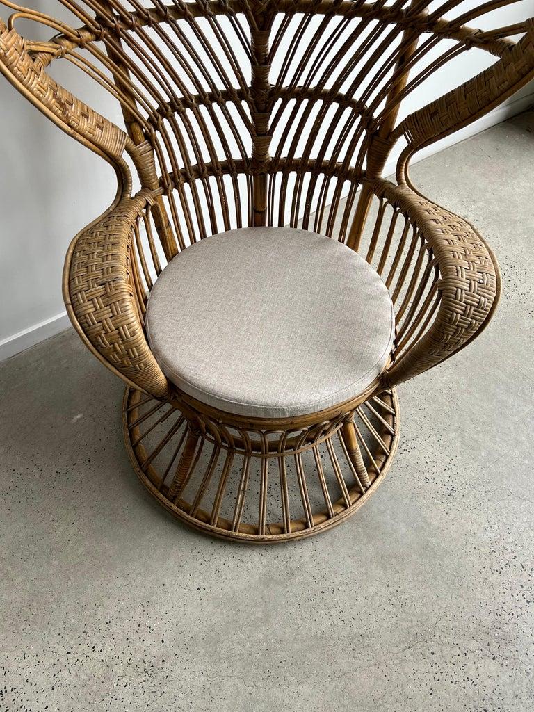 Chaise en osier conçue par Lio Carminati pour Vittorio Bonacina, 1950. Carminati a été l'élève de Gio Ponti. Ponti et Carminati ont initialement conçu cette chaise pour le luxueux paquebot Conte Biancamano. Ce modèle de fauteuil à oreilles a été
