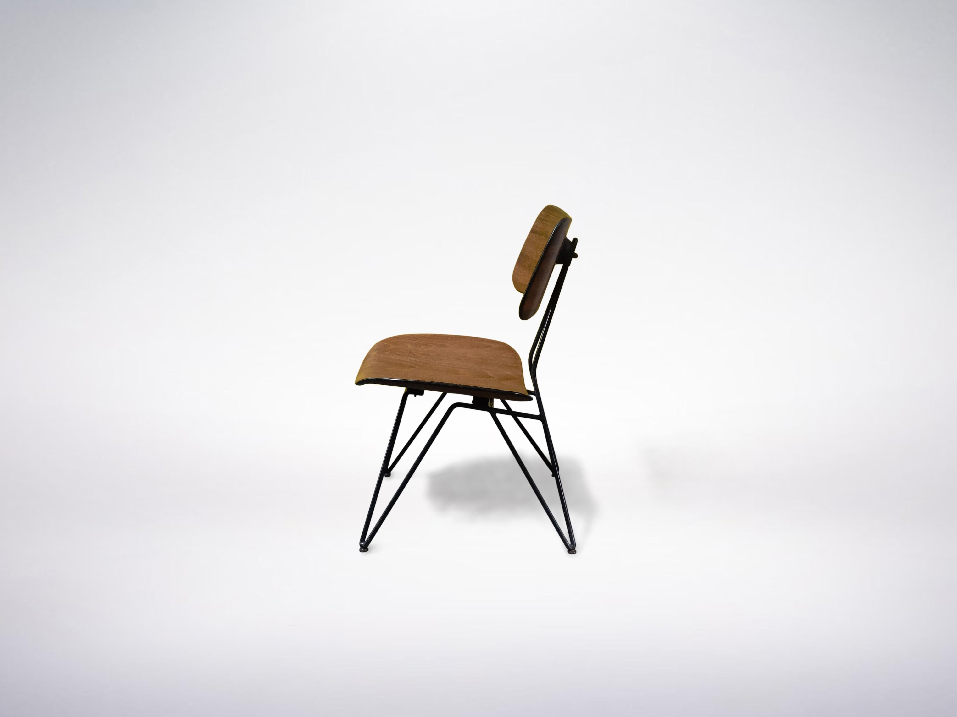 Gio Ponti et Gastone Rinaldi pour RIMA, ensemble de 2 chaises modèle DU10, 1951

Une structure en métal tubulaire laqué noir soutient géométriquement deux éléments en contreplaqué moulé dans cet ensemble rare et majestueux de 2 chaises DU10 conçues