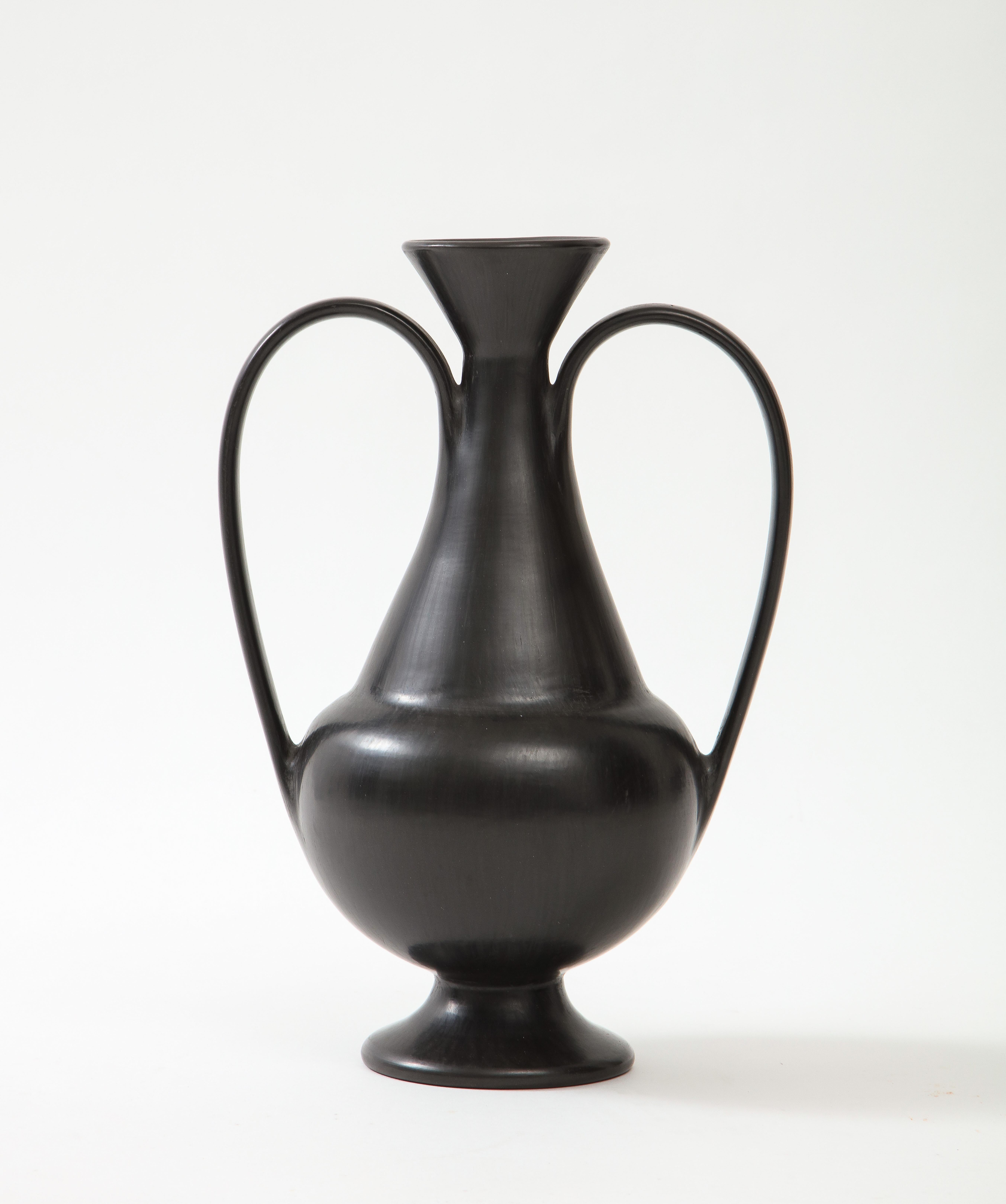 Gio Ponti et Carlo Alberto Rossi : rare vase classique en céramique Bucchero à deux anses, Italie, vers 1951. Signé C. A. Rossi sous la base. 

La poterie de Bucchero est une poterie étrusque en terre cuite répandue dans l'Italie préromaine,