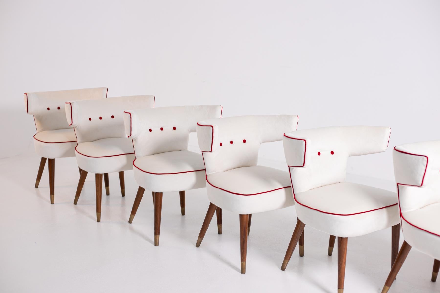Elegant set by Gio Ponti and Nino Zoncada made for the Giulio Cesare ship in the 1950s. The set of chairs was produced by Cassina and is the model 538. The set consists of 6 chairs finely restored and reupholstered in elegant white velvet with red