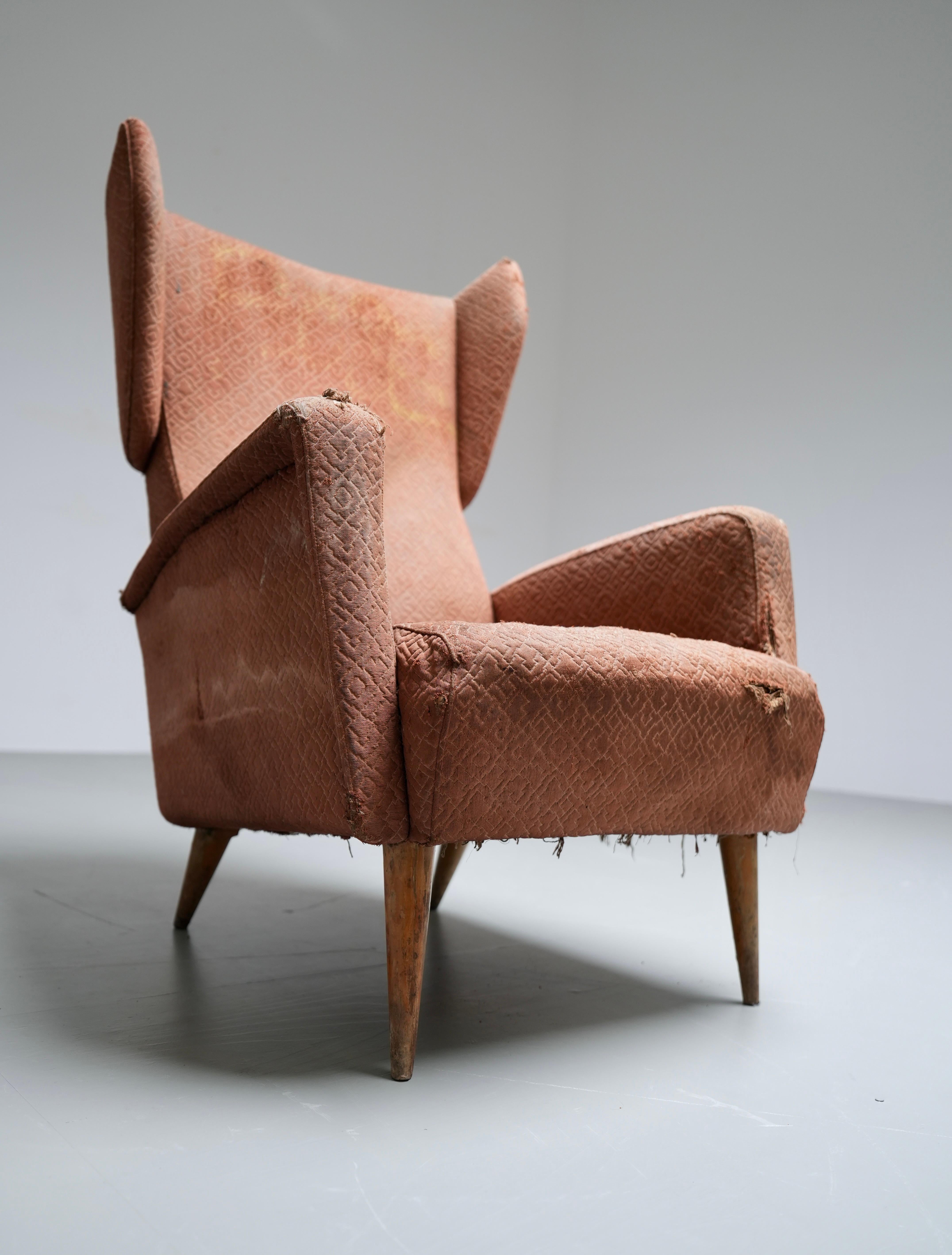 Mid-Century Modern Gio Ponti Armchair 820 for Hotel Royal Napoli in Wood and Fabric, Italy, 1953 For Sale