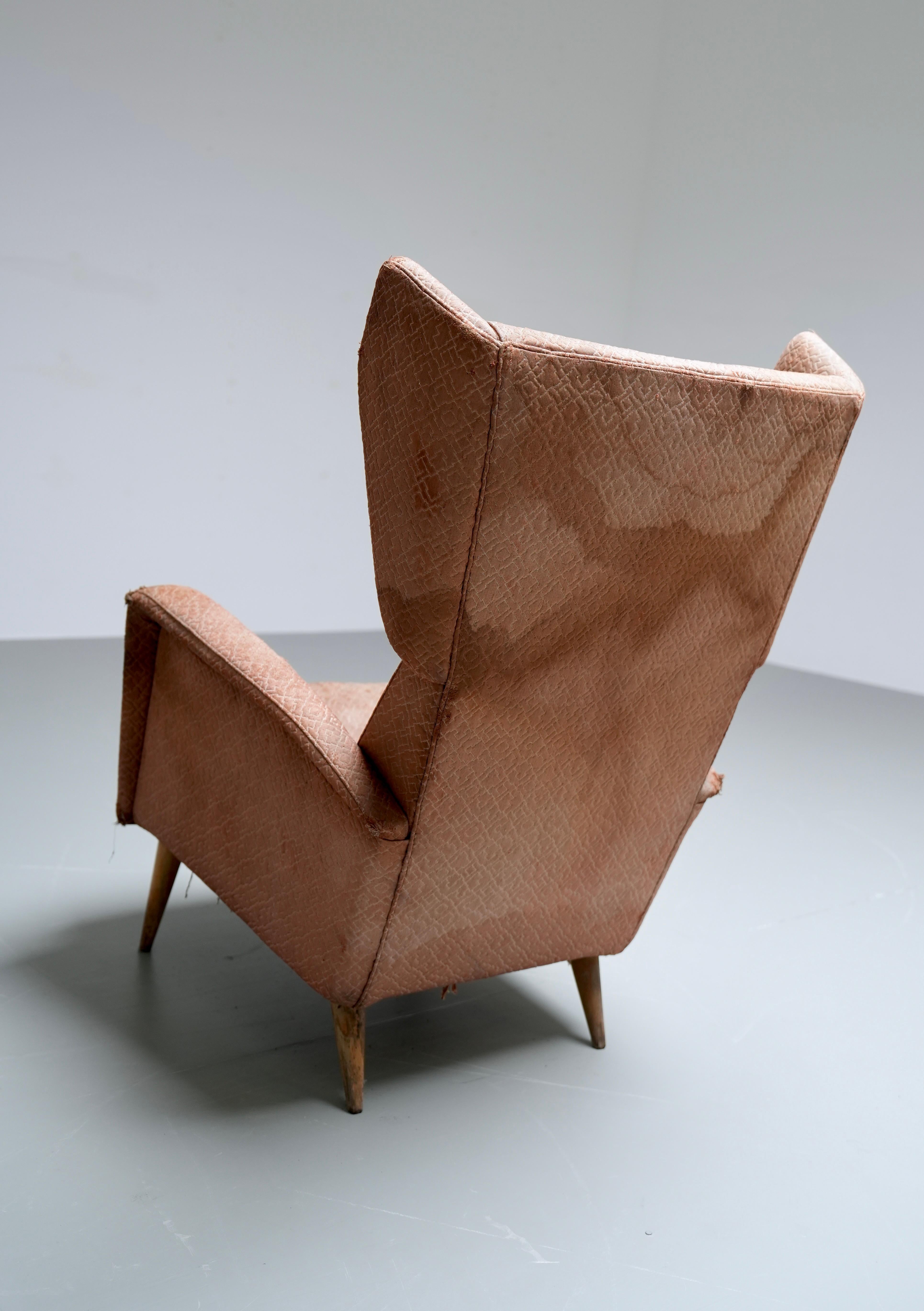 Gio Ponti Armchair 820 for Hotel Royal Napoli in Wood and Fabric, Italy, 1953 In Distressed Condition For Sale In Amsterdam, NL