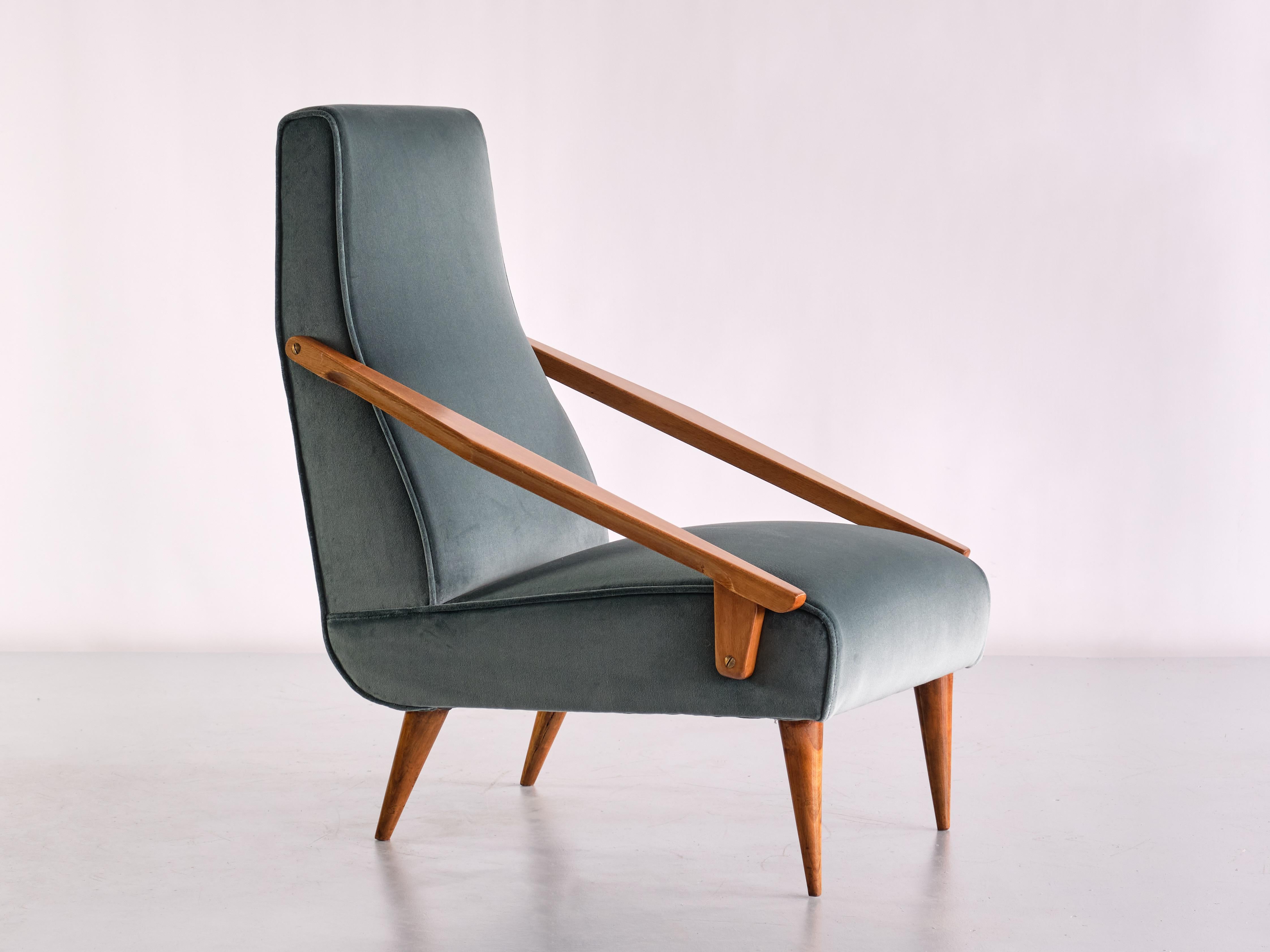 Ce fauteuil rare a été conçu par Gio Ponti et produit par Boucher et Fils en France en 1955. Le design saisissant est marqué par la forme géométrique des accoudoirs angulaires et des pieds coniques effilés, tous en bois de frêne massif. Les lignes