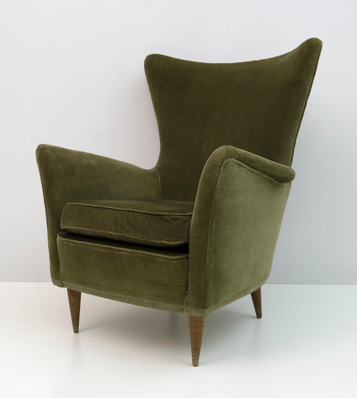 To keep in mind: luxurious Art Deco style armchair designed by Gio Ponti for Hotel Bristol Merano Italy.
Lounge armchair with low armrests with a sculptural shape.
Made in Italy in the early 1950s
The velvet is worn and stained, some upholstery