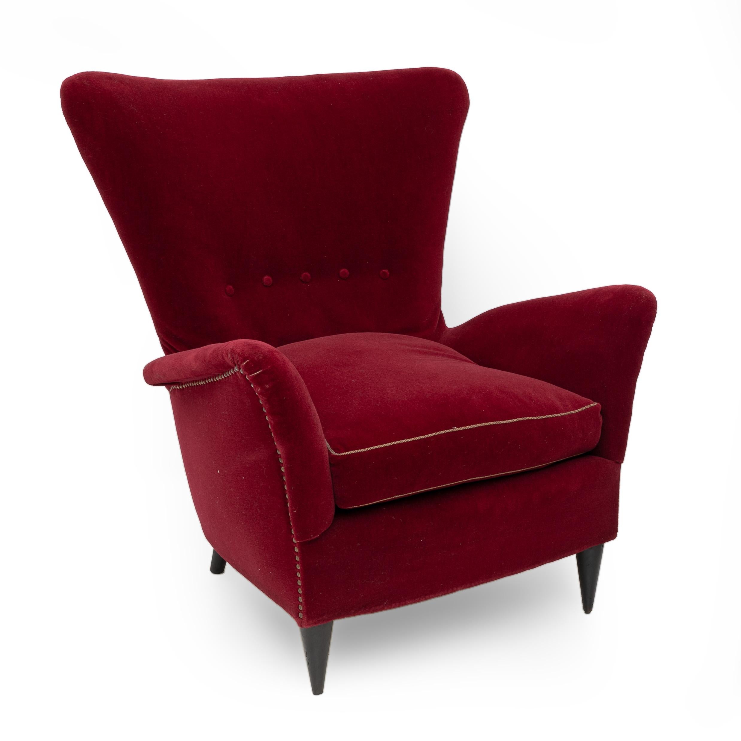 Luxuriöses Paar Art-Déco-Sessel, entworfen von Gio Ponti für das Hotel Bristol Merano Italia. Loungesessel mit niedrigen Armlehnen in einer skulpturalen Form. Hergestellt in Italien in den frühen 1950er Jahren. Der Samt ist abgenutzt und fleckig.