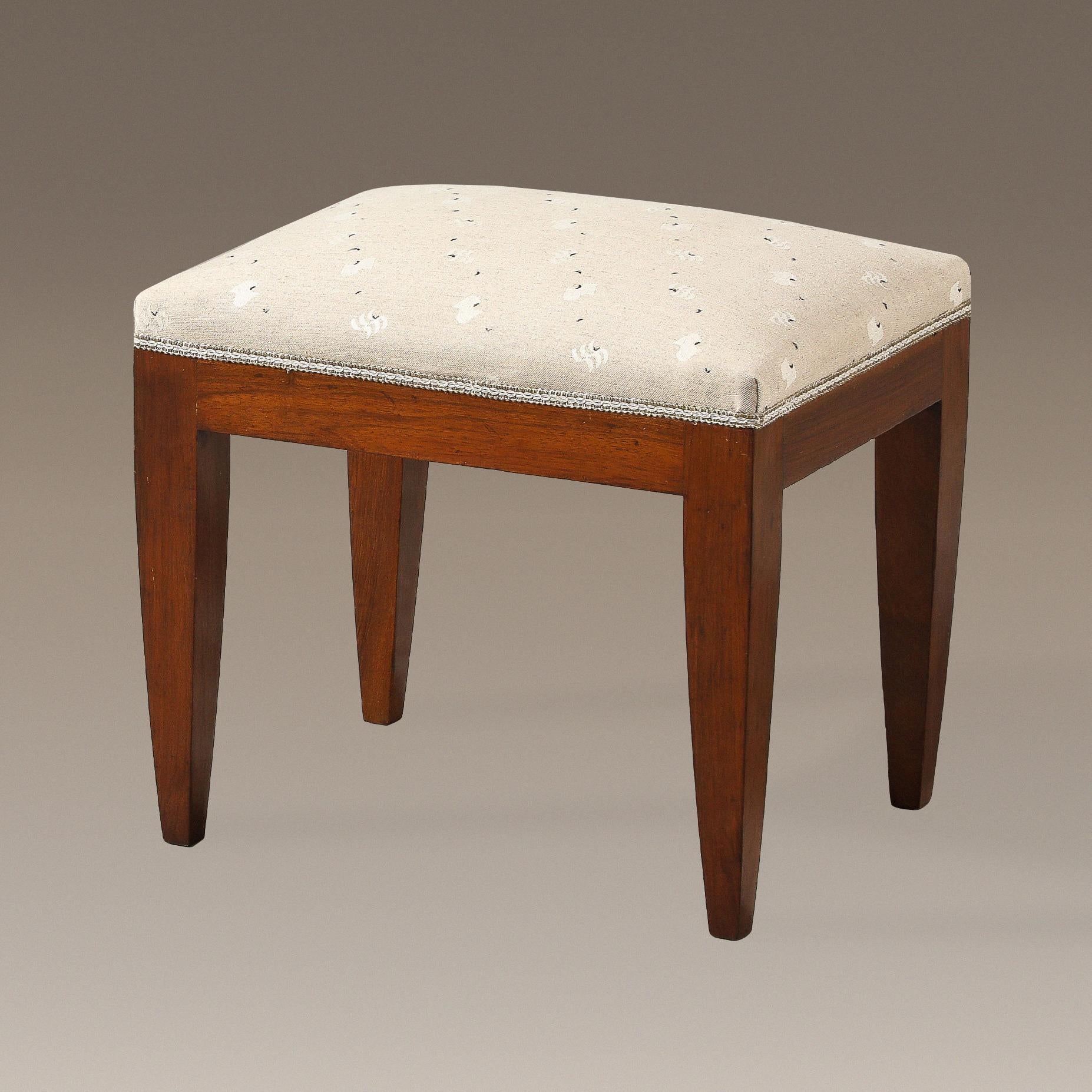 Gio Ponti Att. Tabouret en noyer, Italie, vers 1940 en vente 5