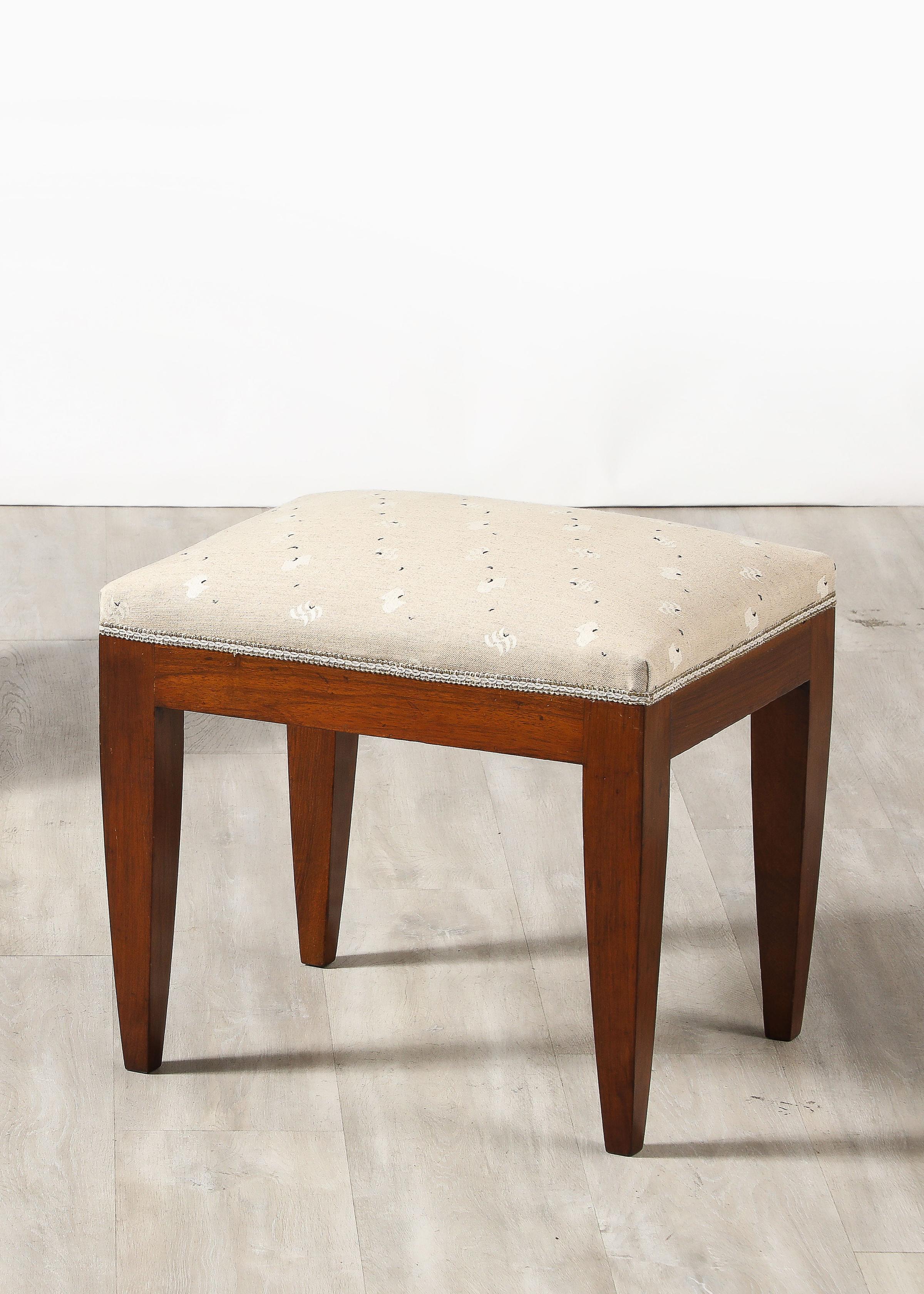 Tabouret italien en noyer attribué au designer Gio Ponti.  Raffiné et simple, ce tabouret sculpté à la main possède un merveilleux sens de l'échelle et des lignes élégantes, avec un gracieux pied fuselé. 
Att. Gio Ponti, Milan, vers la fin des