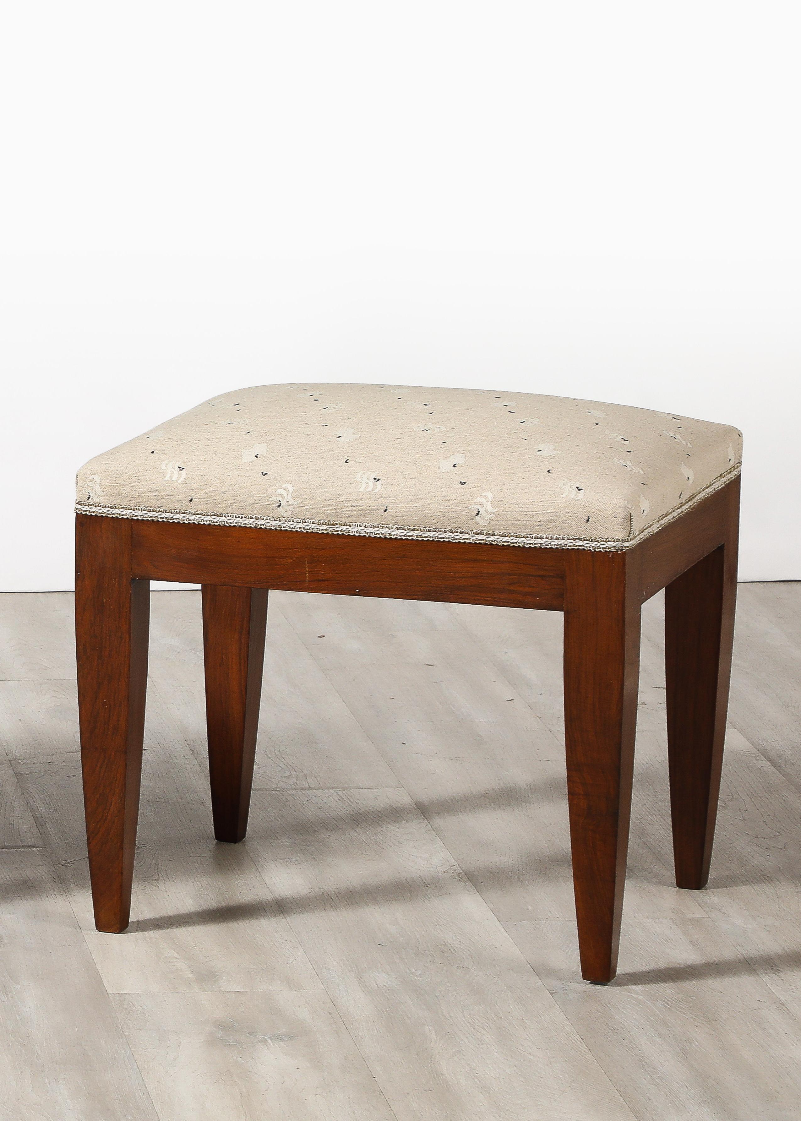 italien Gio Ponti Att. Tabouret en noyer, Italie, vers 1940 en vente