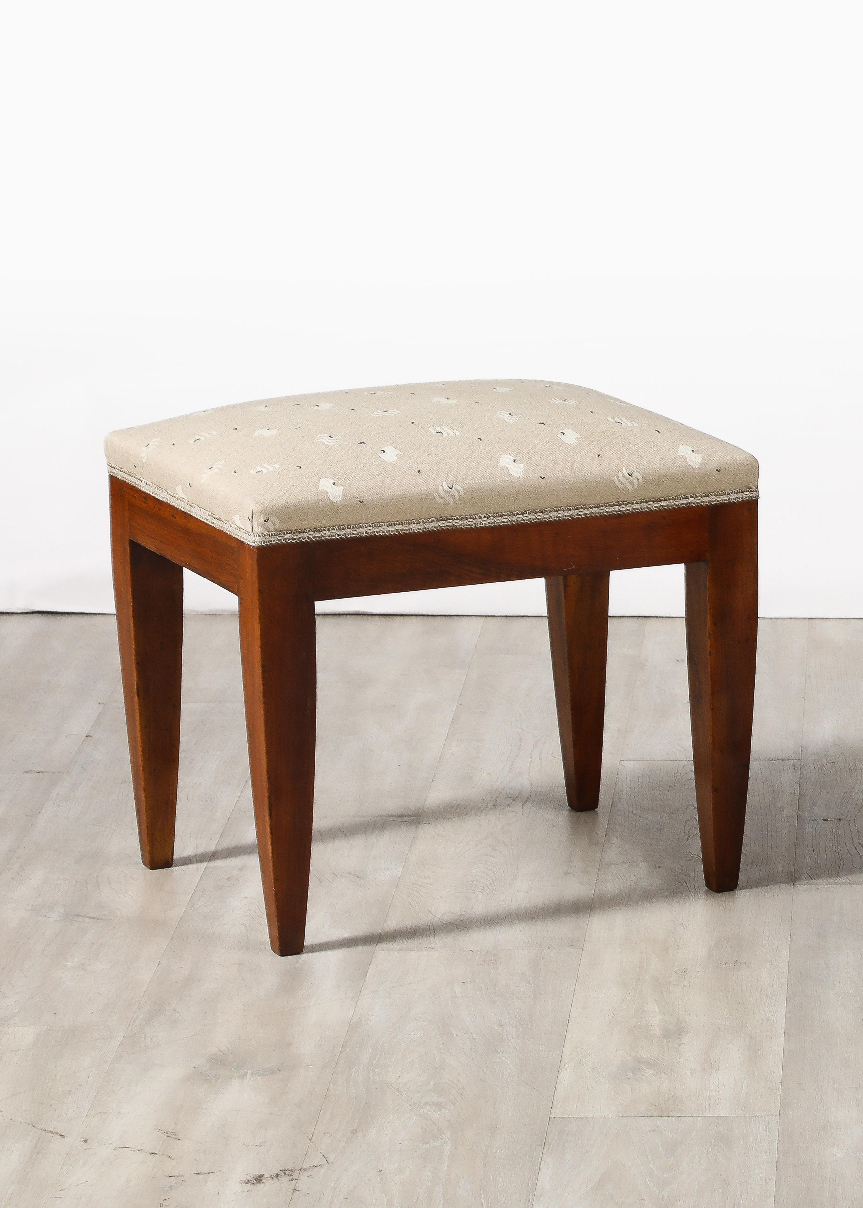 Gio Ponti Att. Tabouret en noyer, Italie, vers 1940 Bon état - En vente à New York, NY