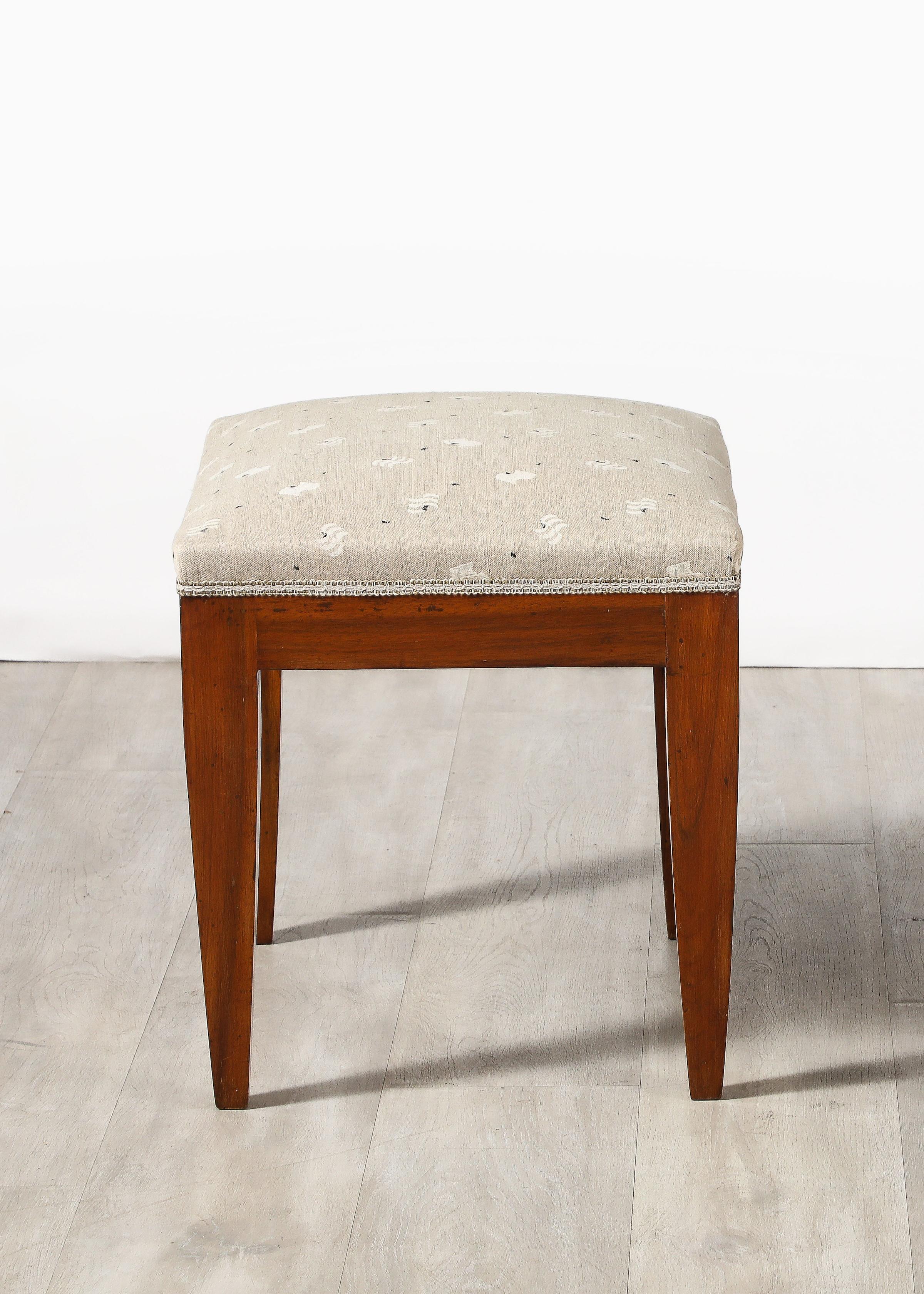 Tissu Gio Ponti Att. Tabouret en noyer, Italie, vers 1940 en vente