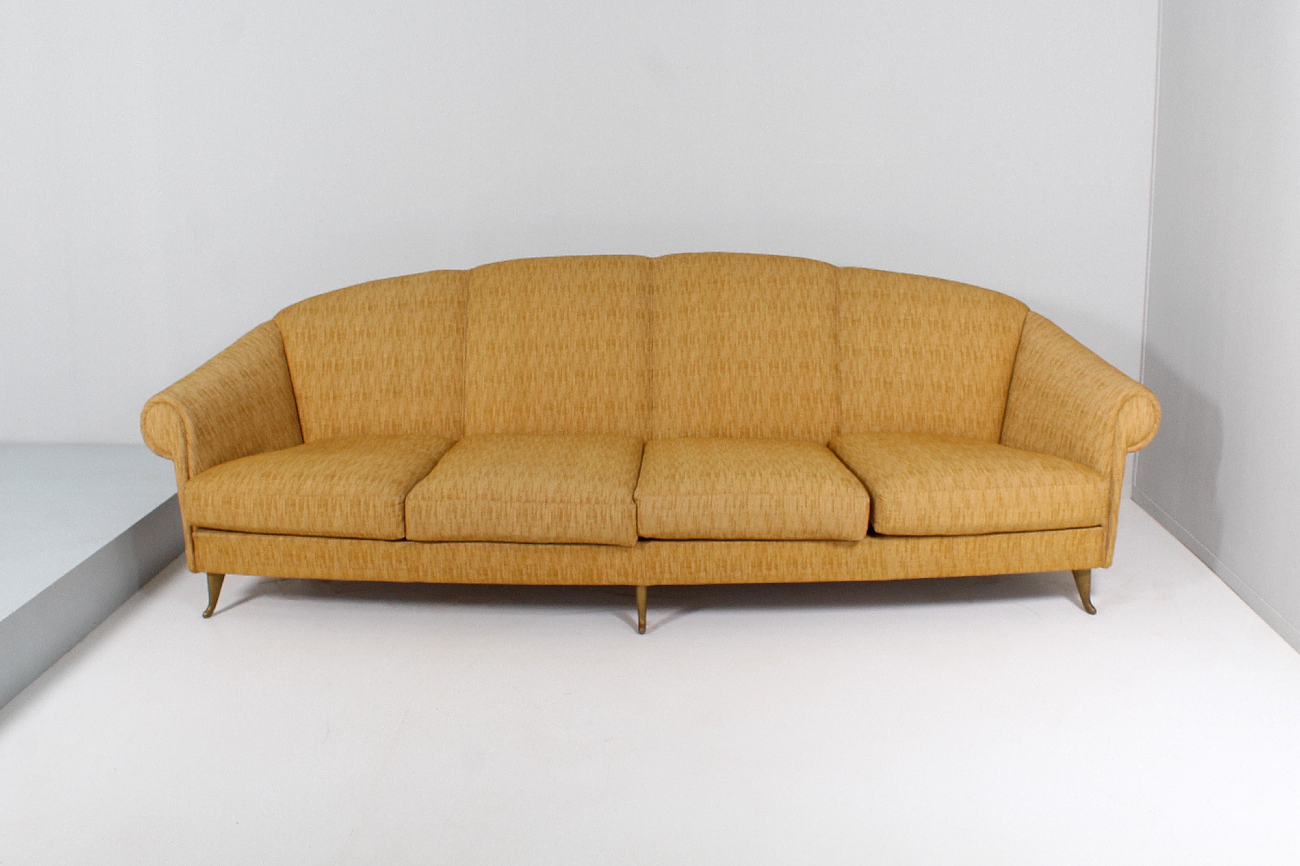 Imposantes und schönes 4-Sitzer-Sofa mit Holzgestell, Messingfüßen und mit senffarbenem Originalstoff bezogenem pad, mit Sitzfläche mit vier Kissen. Giò Ponti zugeschrieben, italienische Herstellung durch ISA Bergamo aus den 60er Jahren. Etikett des