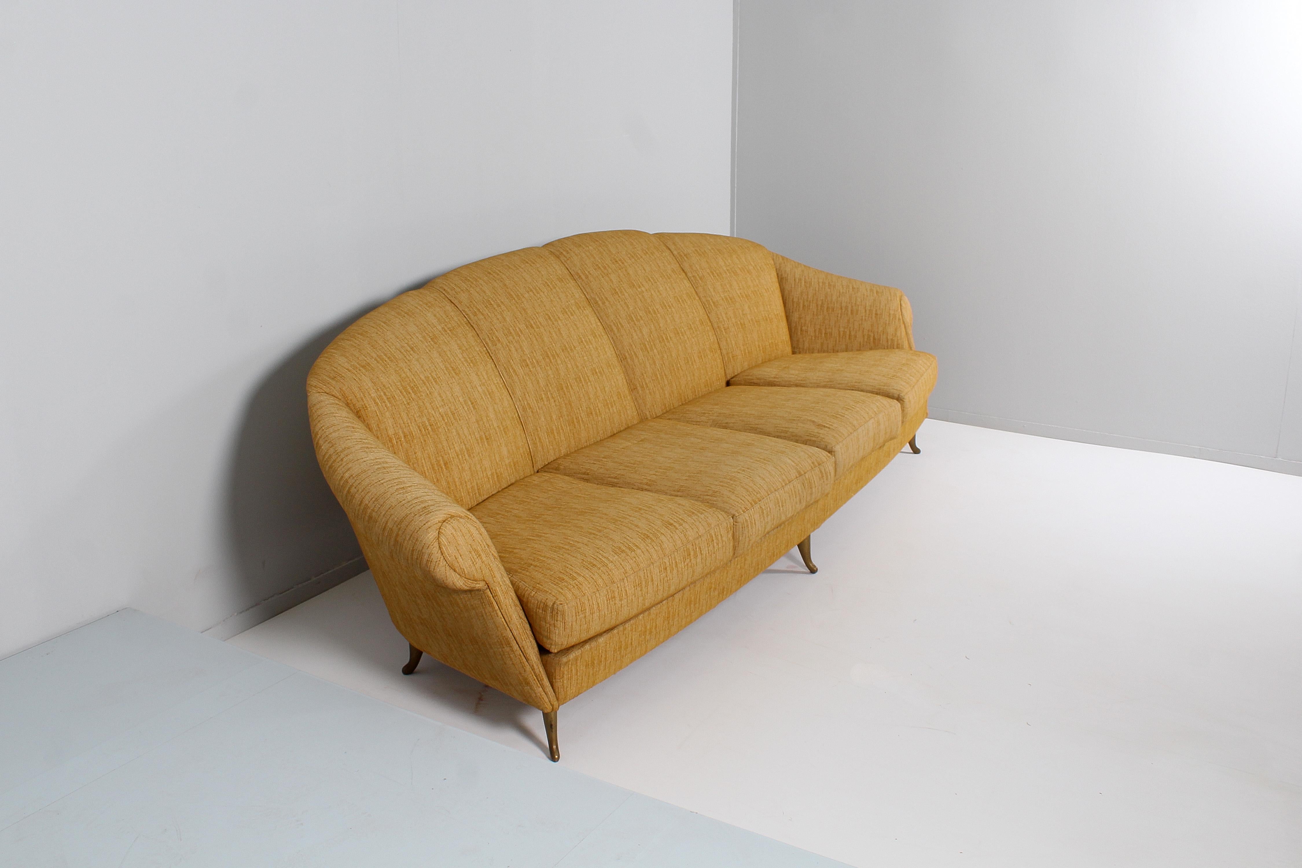 Giò Ponti (attr) für ISA Bergamo Viersitziges Sofa aus Holz und Stoff, Italien, 1950er Jahre (Italienisch) im Angebot