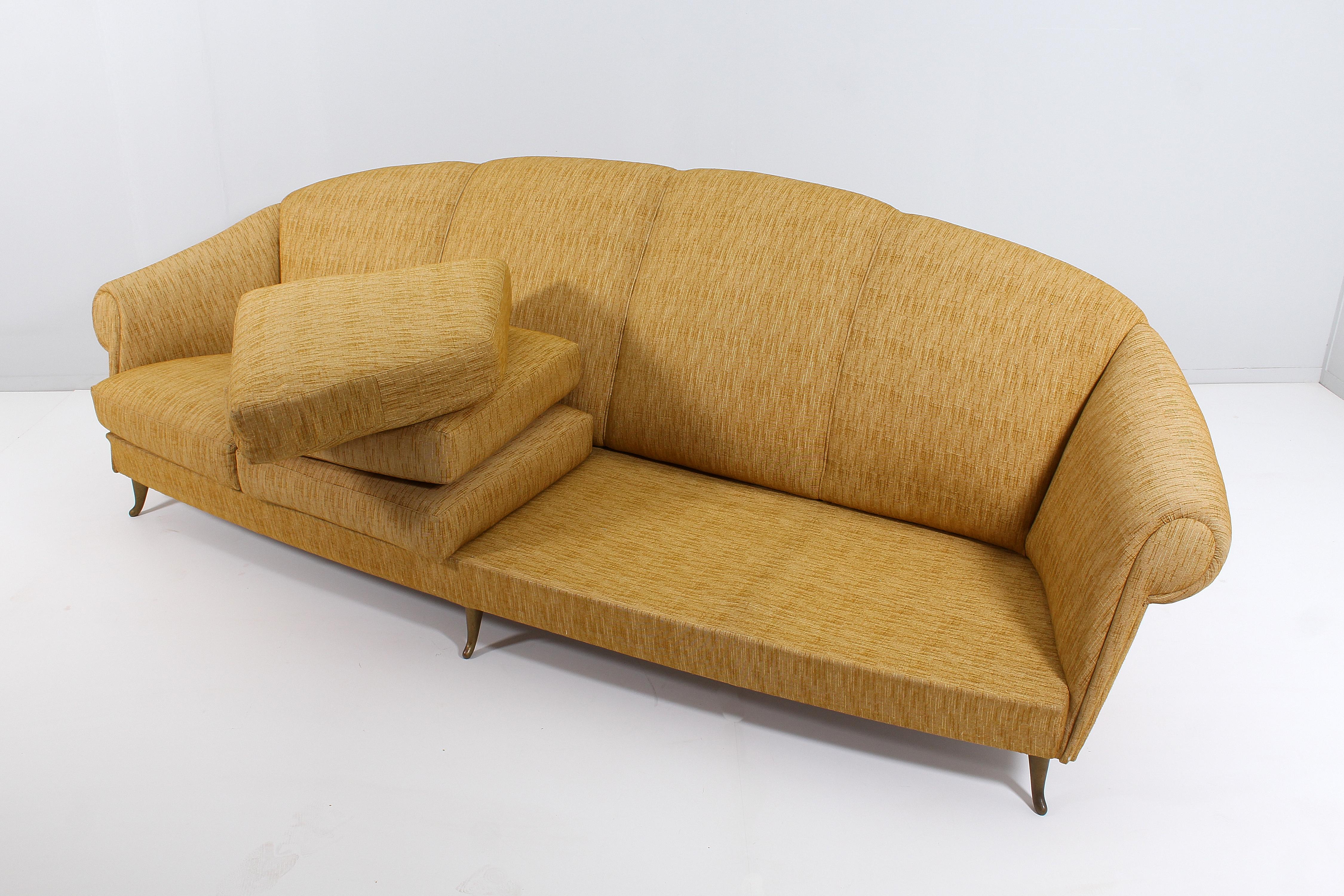Giò Ponti (attr) für ISA Bergamo Viersitziges Sofa aus Holz und Stoff, Italien, 1950er Jahre im Angebot 1