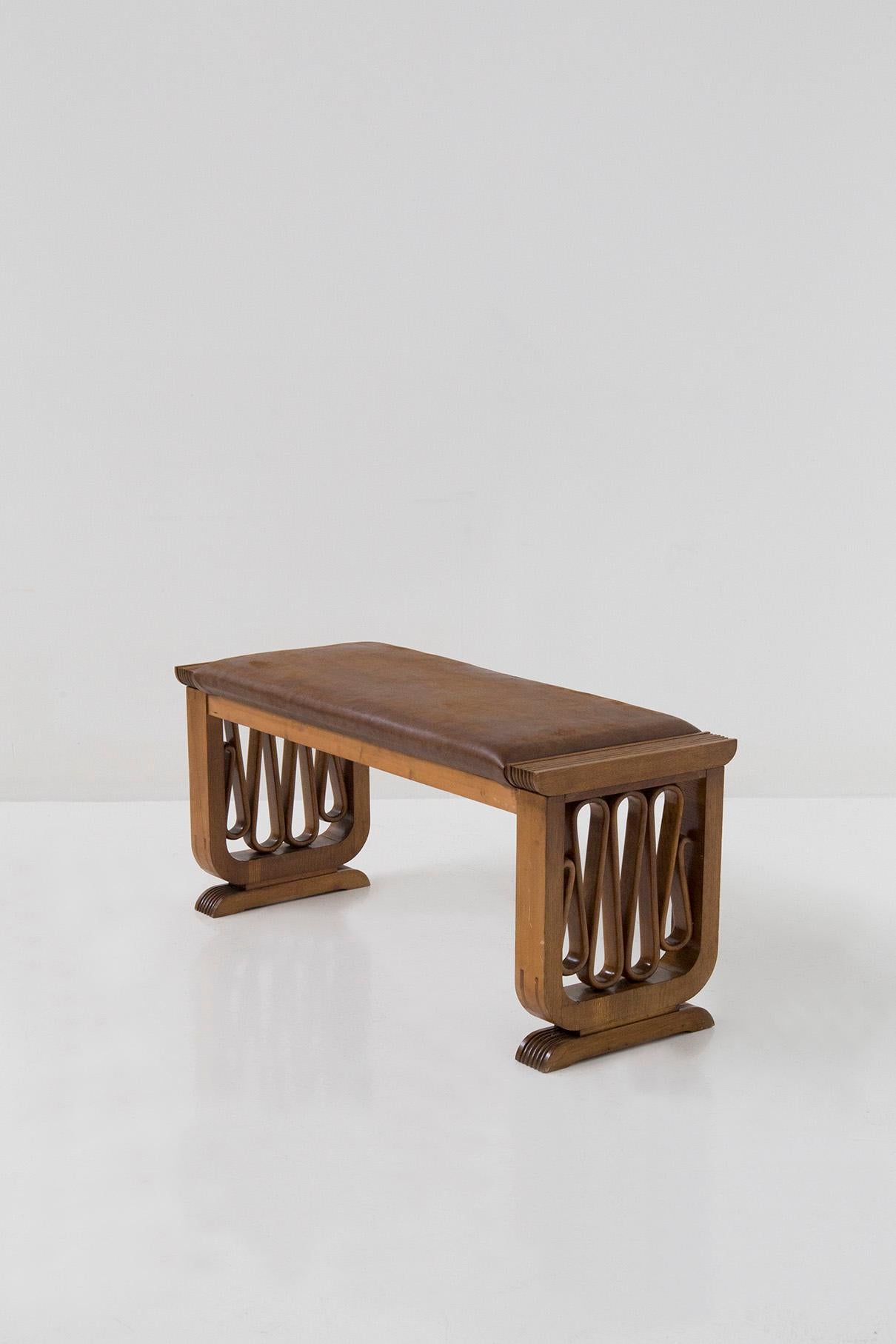 We present a charming walnut bench small attributed to the famous designer Gio Ponti, made during the extraordinary era of the 1940s and 1950s. This exquisite piece of furniture has been meticulously handcrafted from precious woods, displaying the