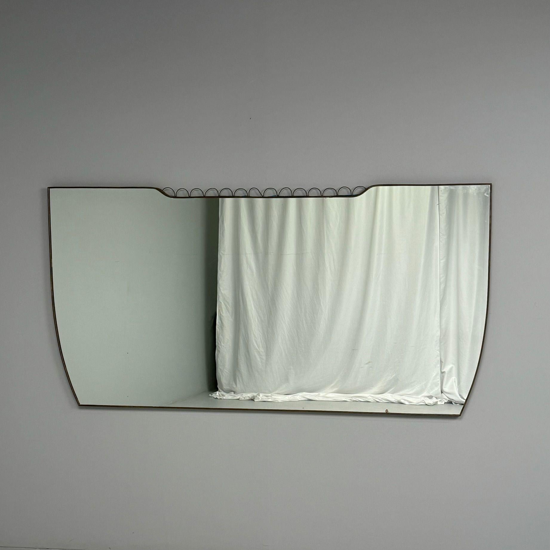Gio Ponti Attribution, Specchio da parete monumentale, Ottone, 1950s

Questo imponente specchio da parete attribuito a Gio Ponti è uno splendido esempio di design moderno della metà del secolo scorso. La sua struttura in ottone fortemente patinato