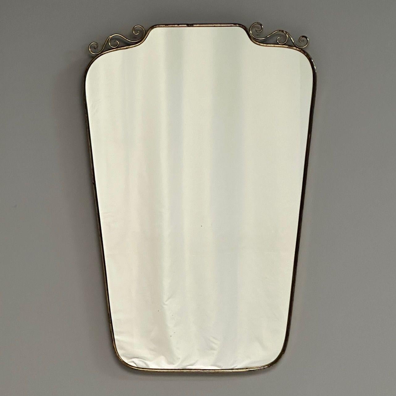 Gio Ponti Attr, italiano de mediados de siglo, espejo de pared, latón patinado, años 50

Espejo trapezoidal modernista atribuido a Gio Ponti y fabricado en Italia a mediados del siglo XX. Este ejemplo presenta volutas tubulares de latón, cristal