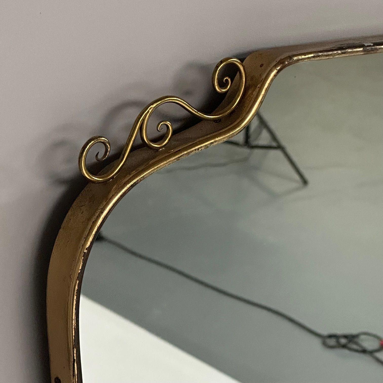 Espejo de pared, estilo Gio Ponti, moderno italiano de mediados de siglo, latón patinado, años 50 en Bueno estado para la venta en Manhasset, NY