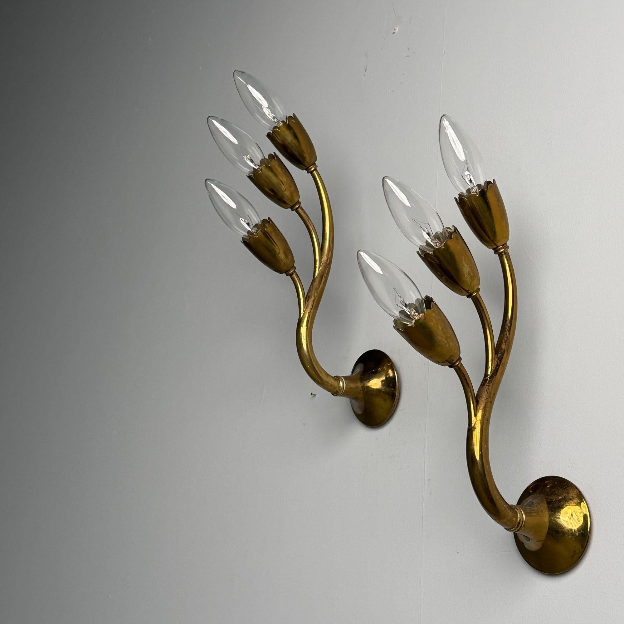 Gio Ponti Attr., Italienische Mid-Century-Modern-Wandleuchter, Messing, Blumenform

Dieses exquisite Paar modernistischer Wandleuchten, das Gio Ponti zugeschrieben wird und Mitte des 20. Jahrhunderts hergestellt wurde, zeigt die für den Designer