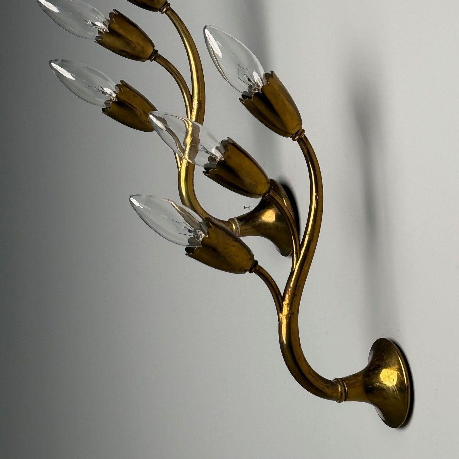 Gio Ponti Attr., Italienische Mid-Century-Modern-Wandleuchter, Messing, Blumenform (Mitte des 20. Jahrhunderts) im Angebot