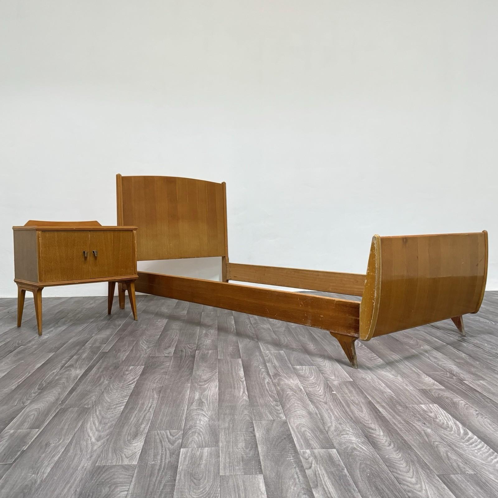Elegante e raro set composto da letto singolo e comodino in legno, attribuito a Gio Ponti, realizzato in Italia negli anni '40.

L'ensemble se distingue par son design essentiel et harmonieux, typique du langage architectural de Ponti dans la