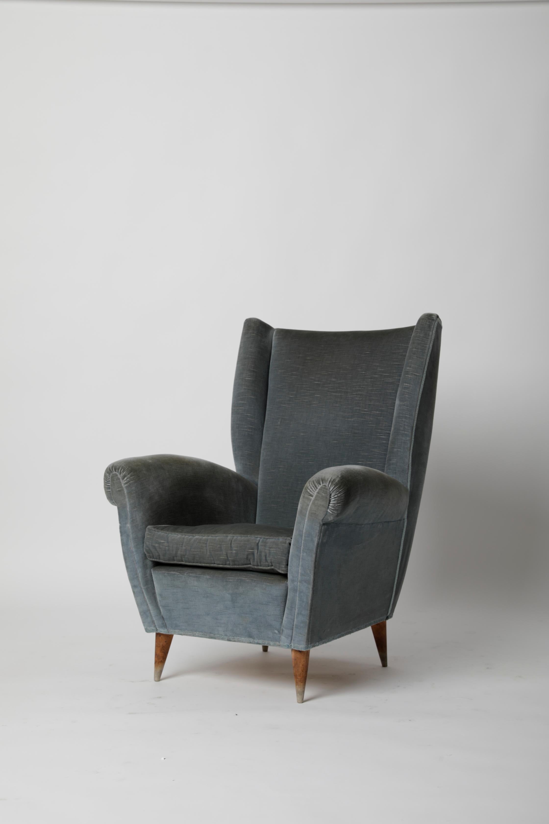 Pair of Italian armchairs attributed to Gio Ponti for I.S.A. Bergamo
Structure in wood and upholstery in light blue fabric.
The armchairs are very refined and are suitable for furnishing an elegant living room, if desired, the relative sofa is also