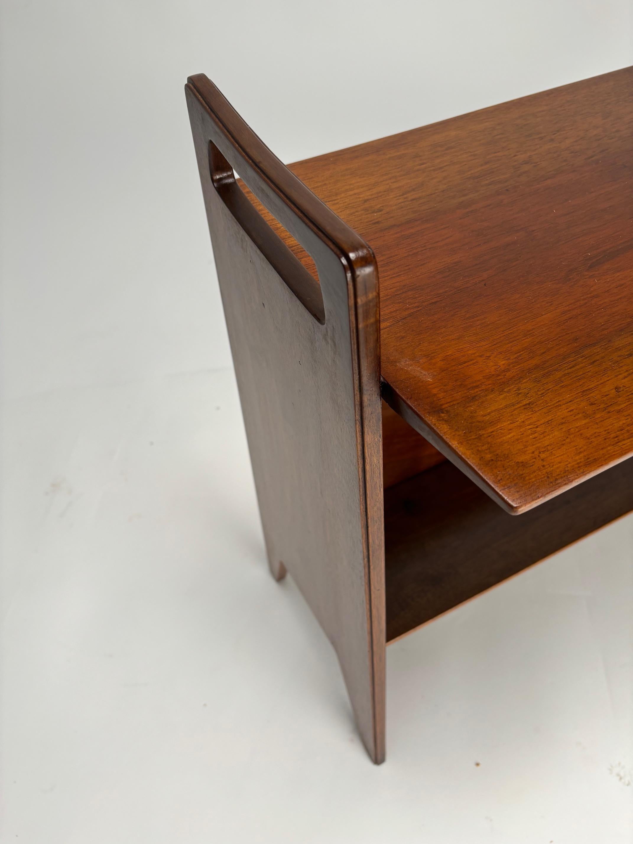 Gio Ponti (Attr.) Pareja de mesillas de noche de madera de mediados de siglo, Italia, Años 50 en venta 3