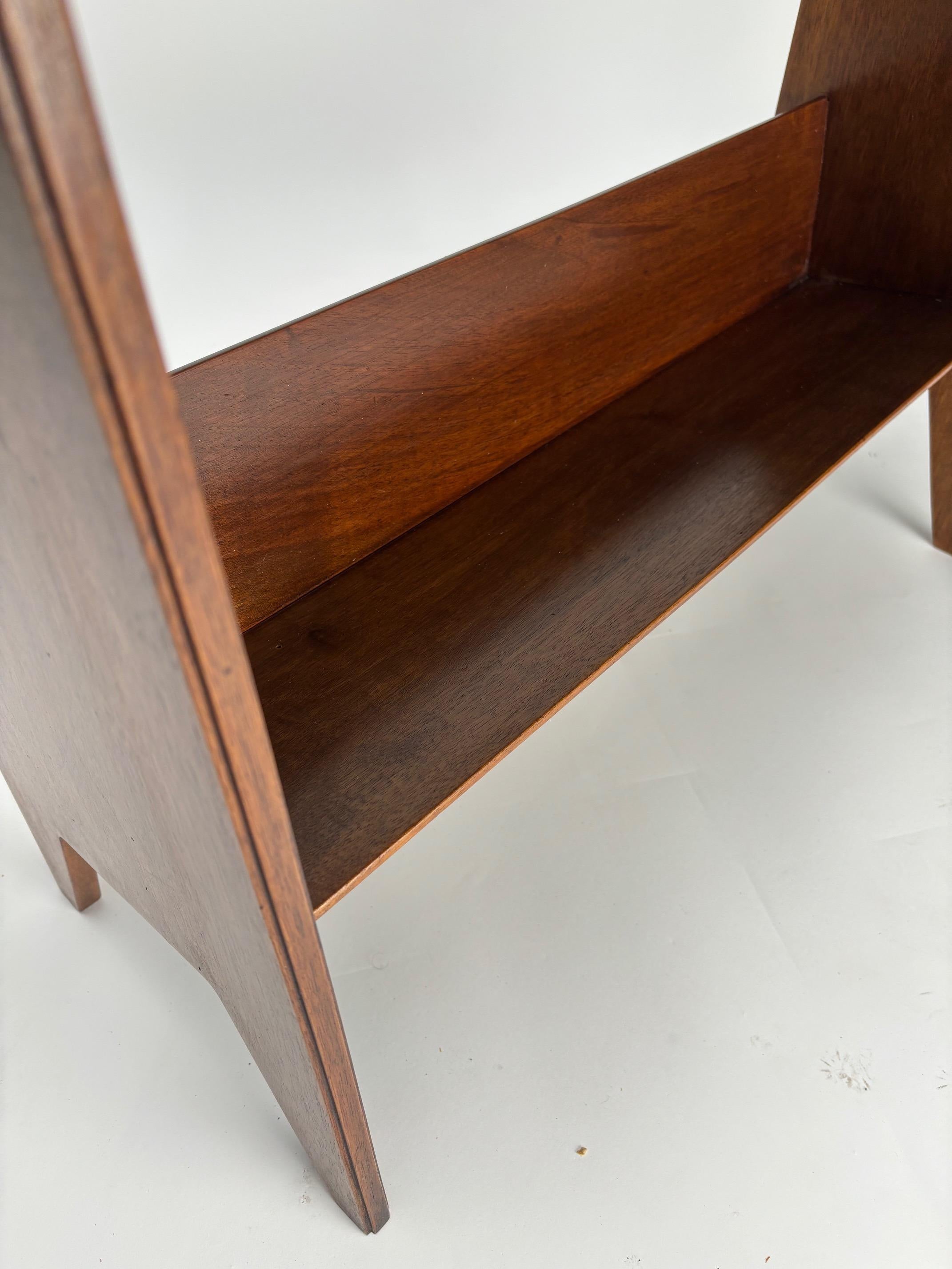 Gio Ponti (Attr.) Pareja de mesillas de noche de madera de mediados de siglo, Italia, Años 50 en venta 4