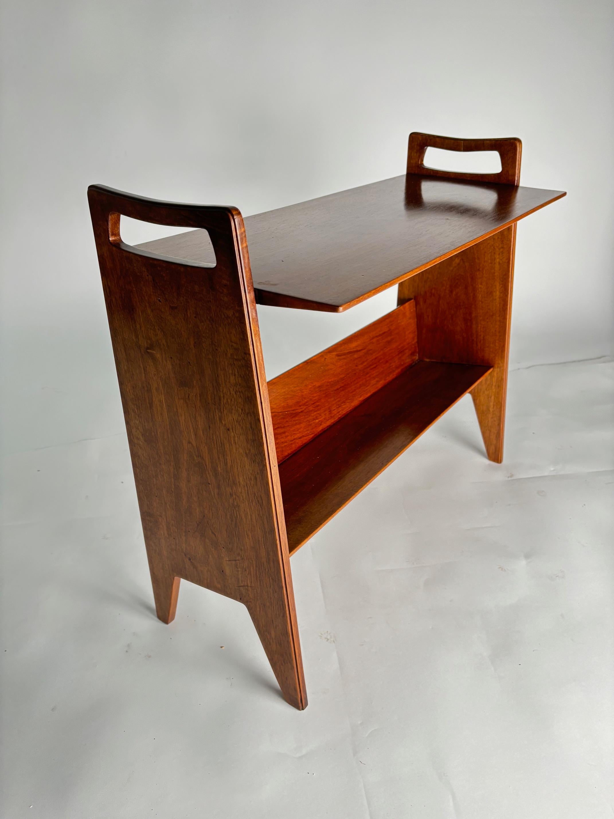 Gio Ponti (Attr.) Pareja de mesillas de noche de madera de mediados de siglo, Italia, Años 50 Moderno de mediados de siglo en venta
