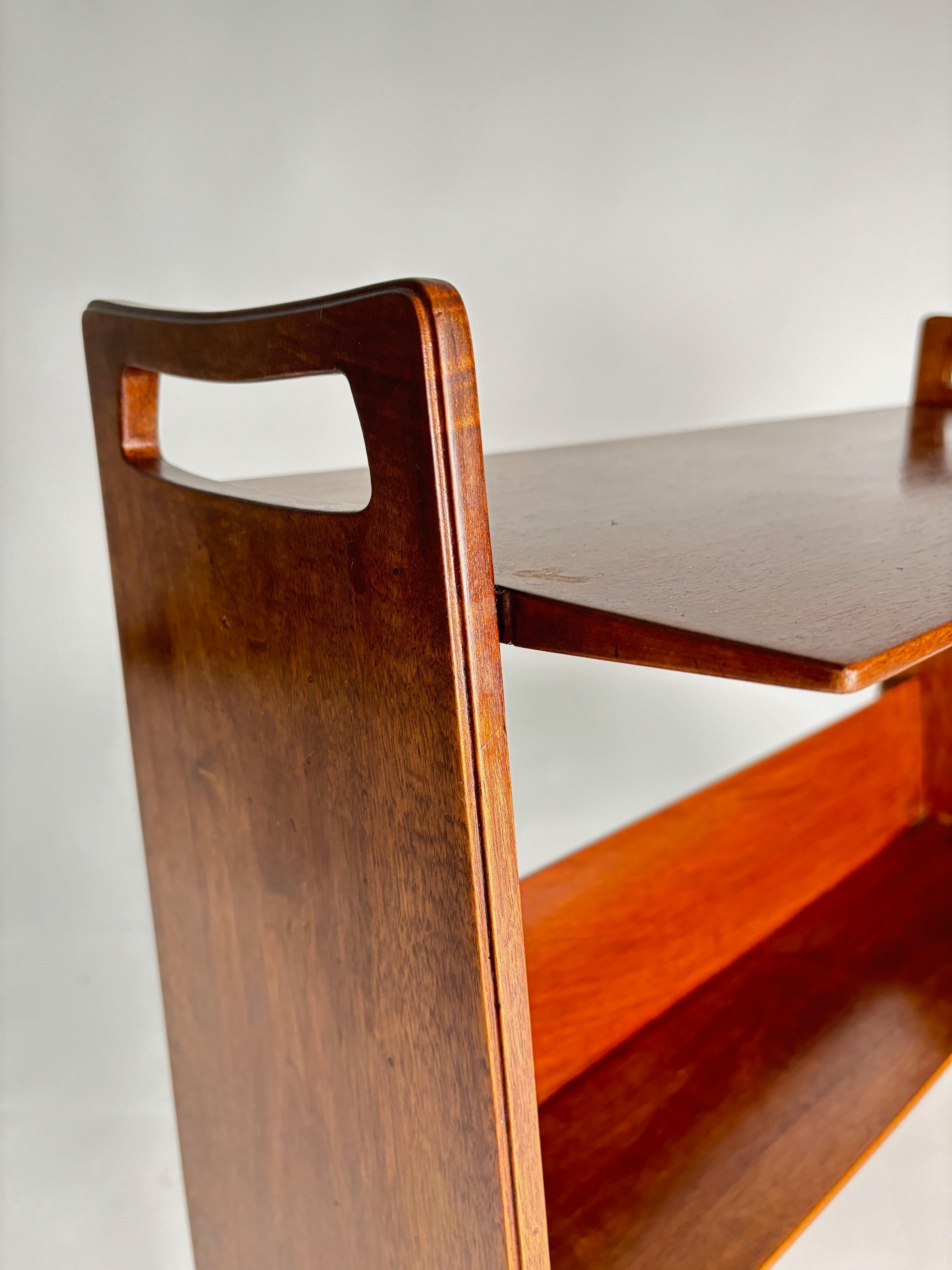 Gio Ponti (Attr.) Pareja de mesillas de noche de madera de mediados de siglo, Italia, Años 50 Italiano en venta