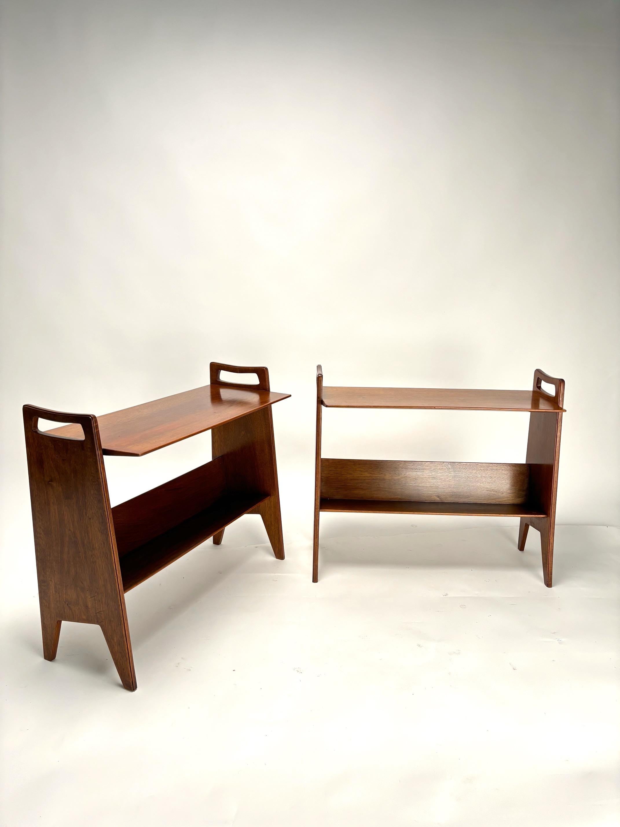 Gio Ponti (Attr.) Pareja de mesillas de noche de madera de mediados de siglo, Italia, Años 50 Madera en venta