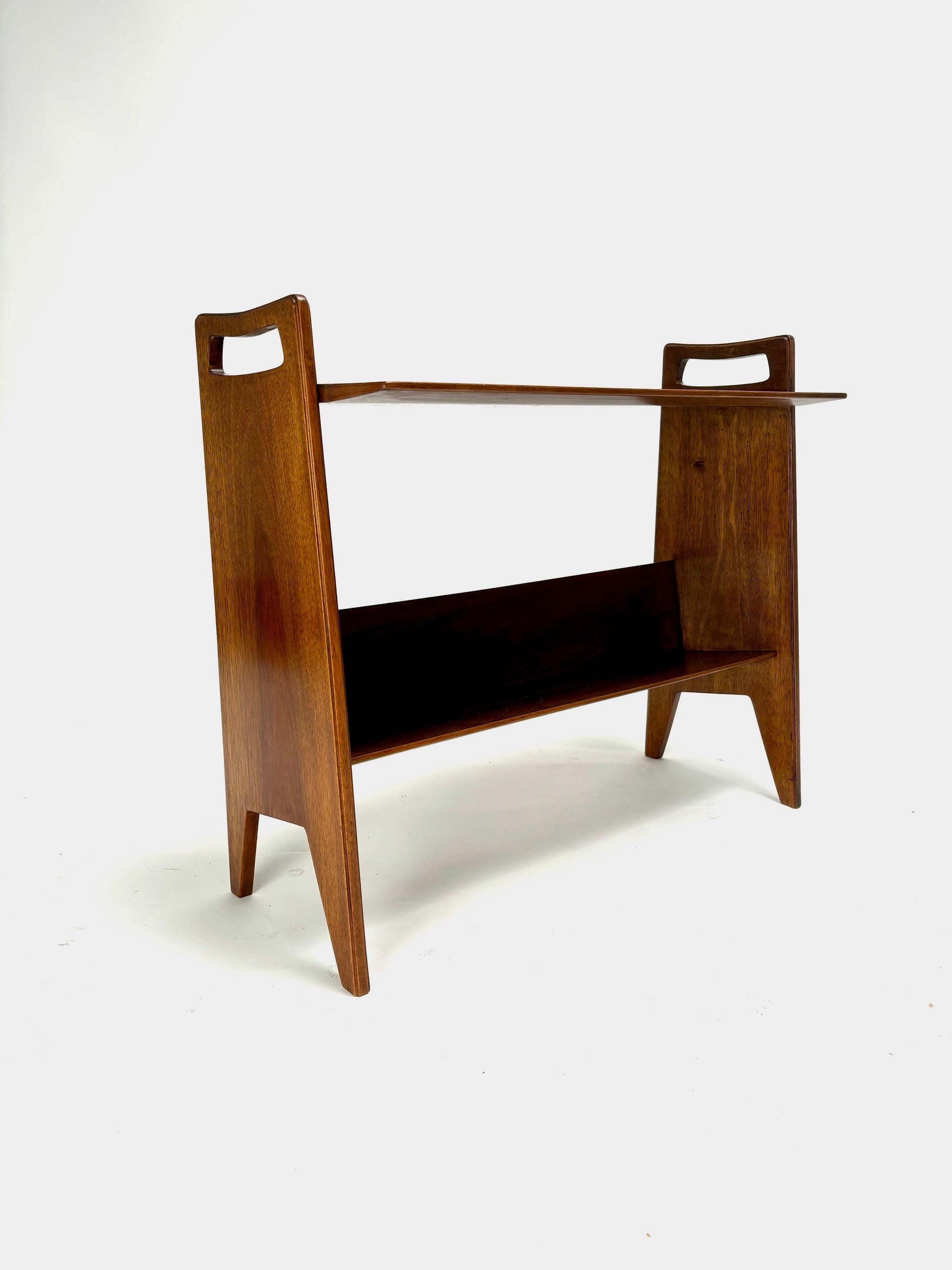 Gio Ponti (Attr.) Pareja de mesillas de noche de madera de mediados de siglo, Italia, Años 50 en venta 1