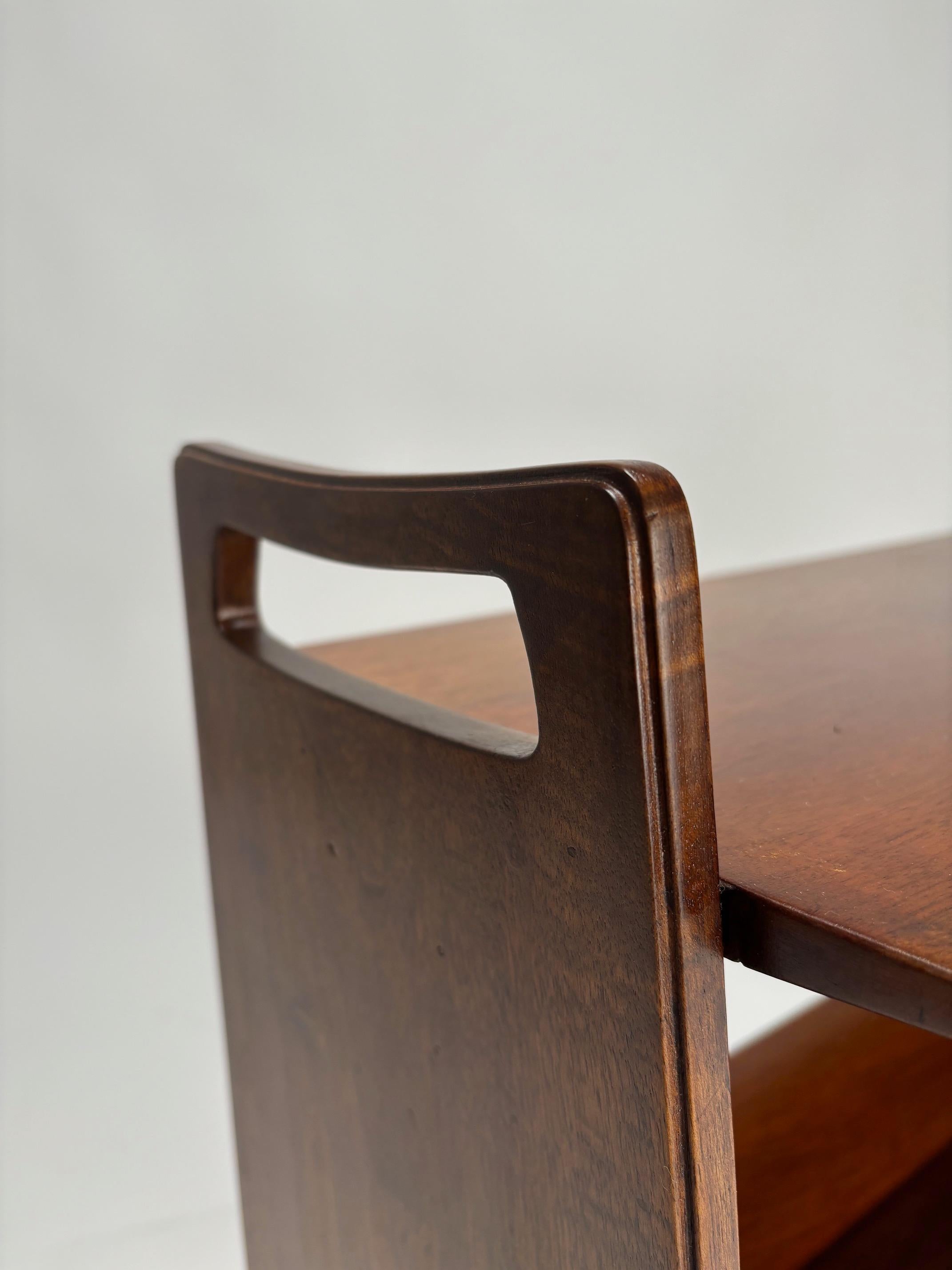 Gio Ponti (Attr.) Pareja de mesillas de noche de madera de mediados de siglo, Italia, Años 50 en venta 2